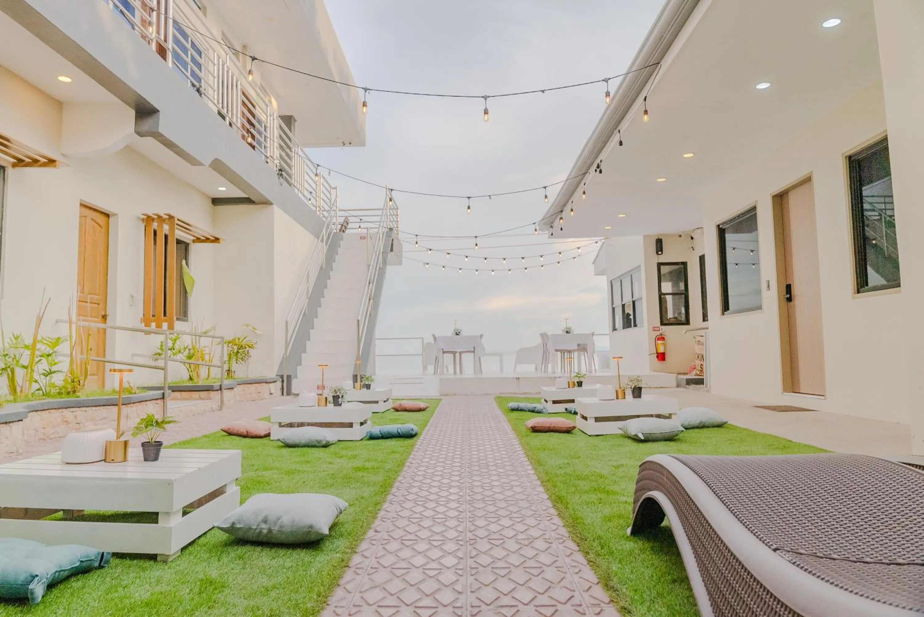 Inner courtyard view in GT Seaside Inn