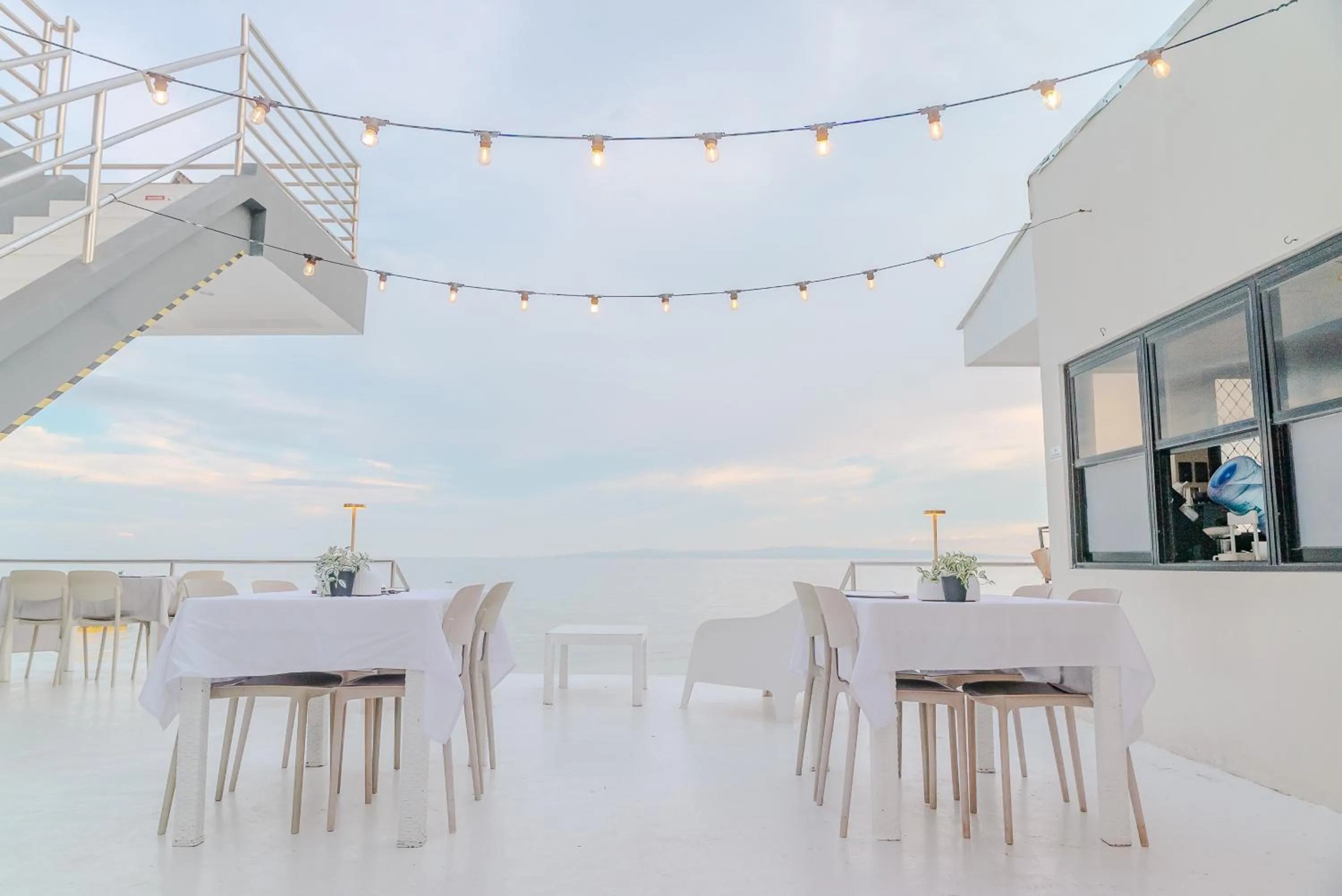 Restaurant/places to eat in GT Seaside Inn