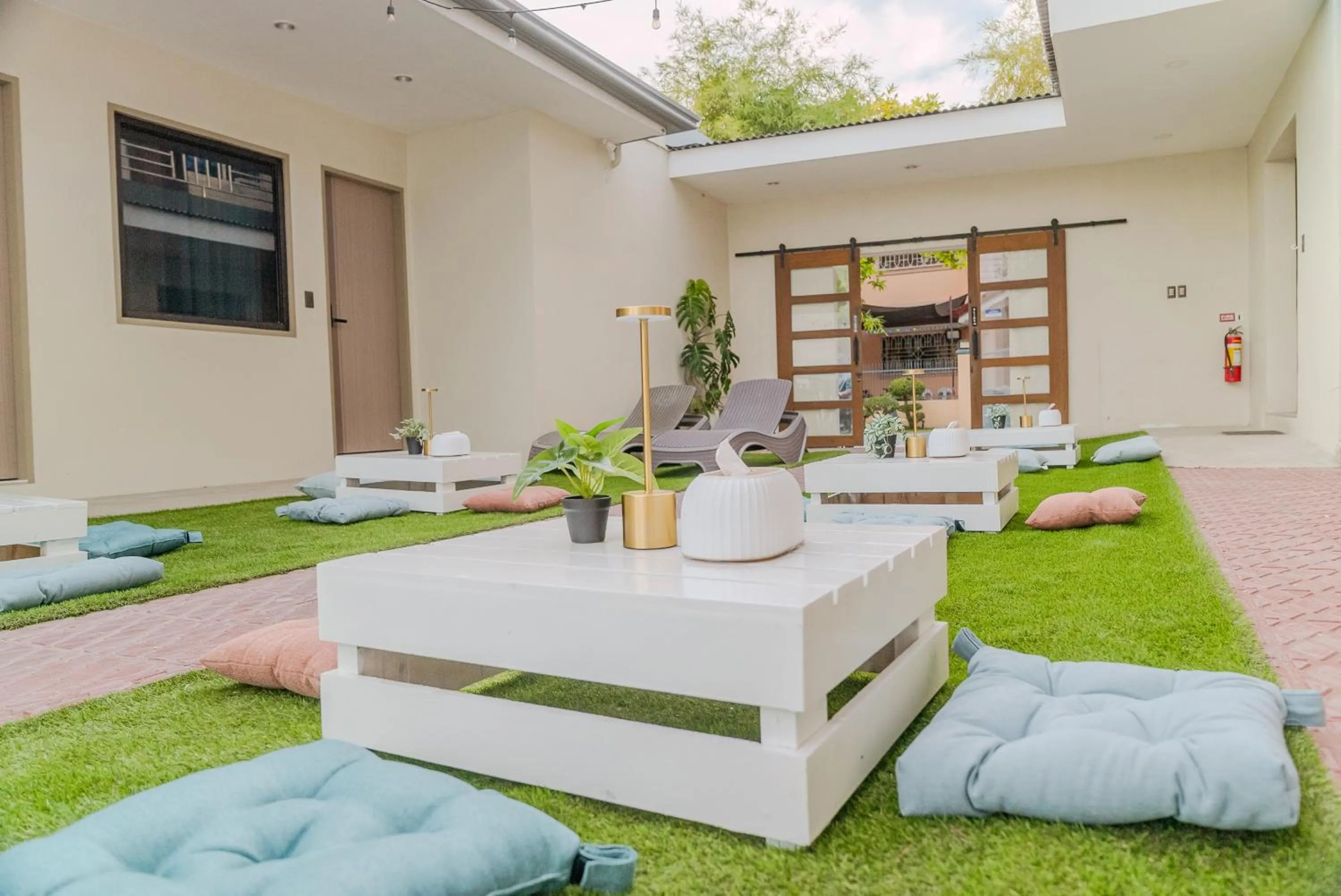 Inner courtyard view in GT Seaside Inn
