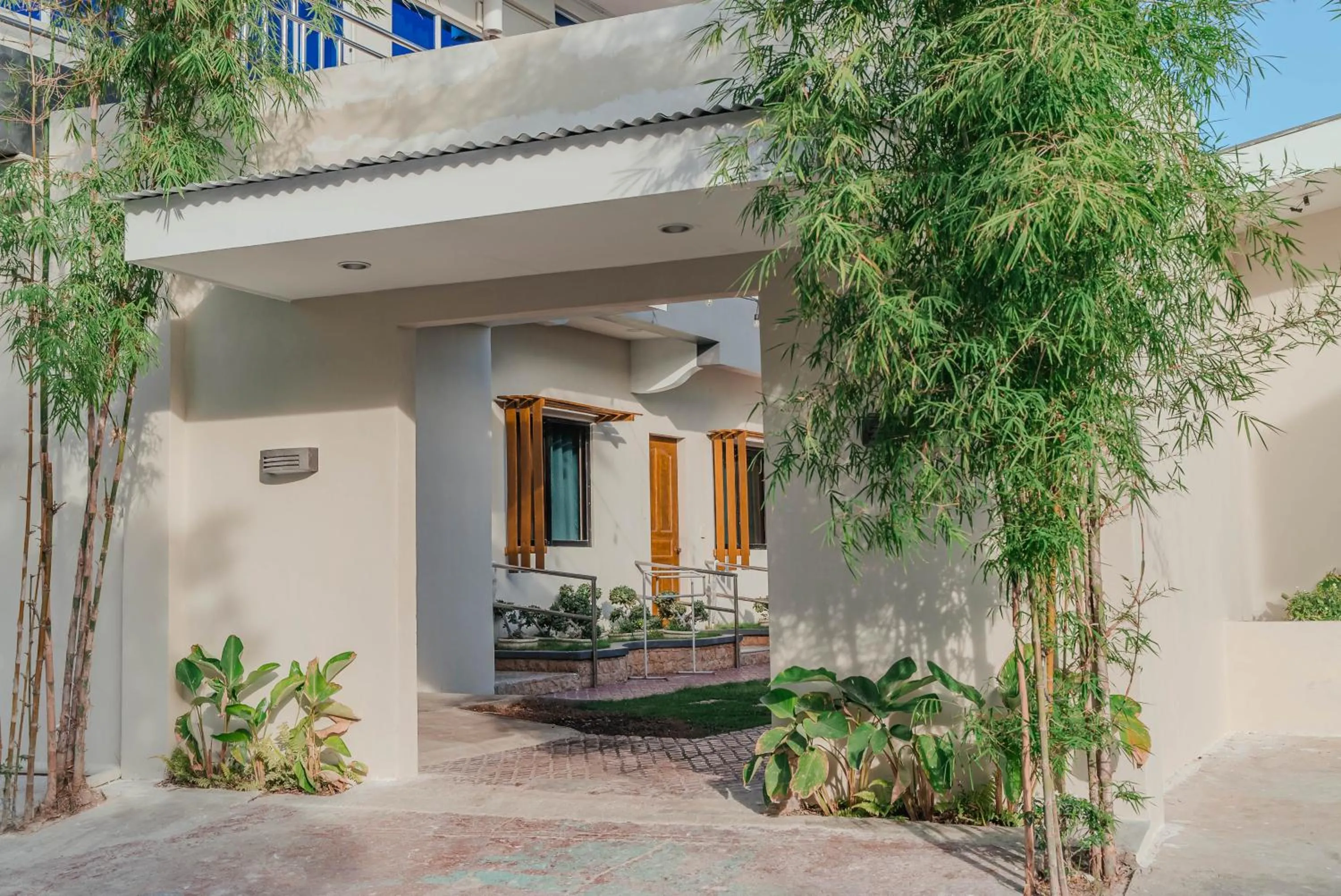 Facade/entrance in GT Seaside Inn