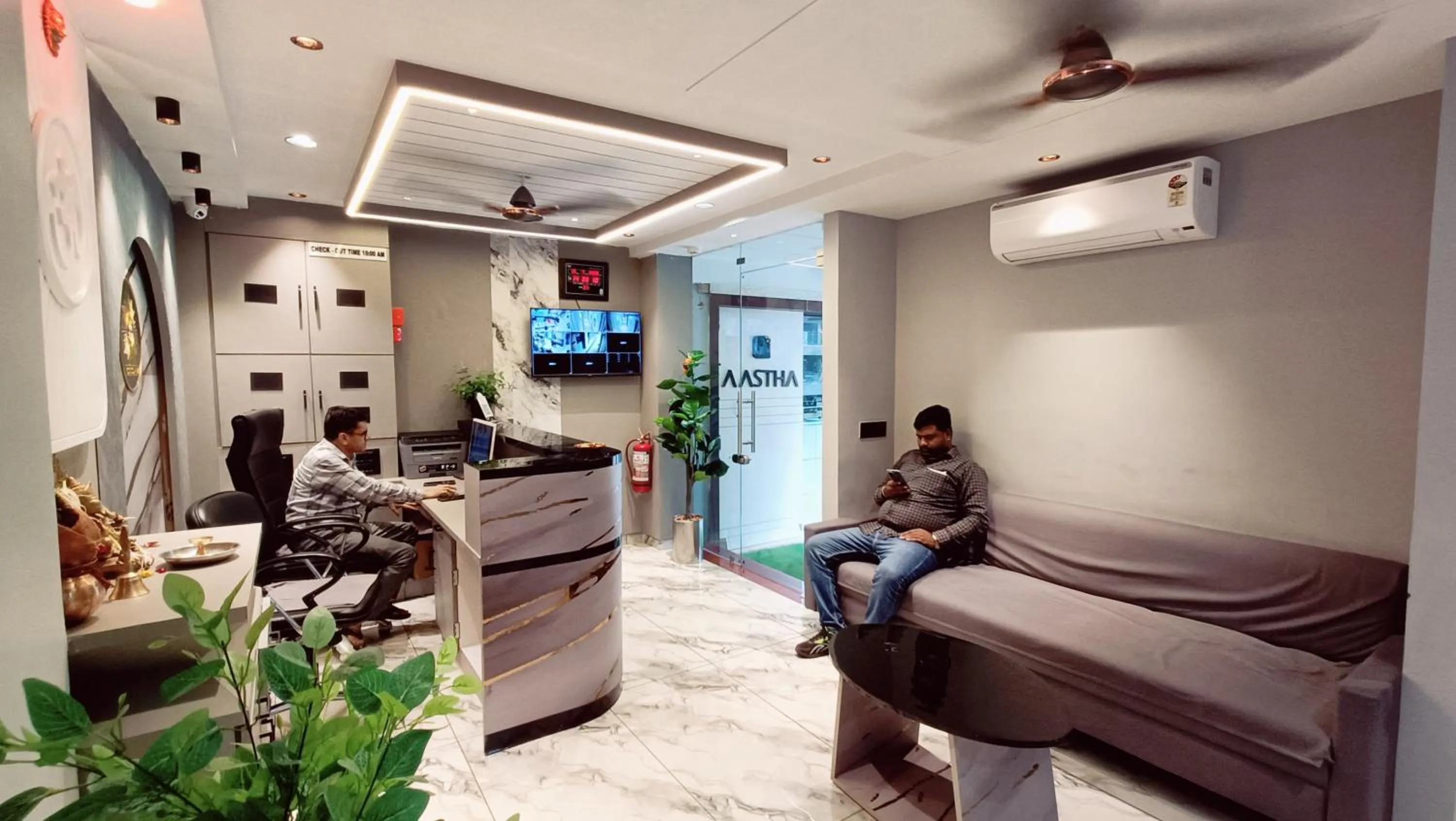 People in Hotel Sun PLaza