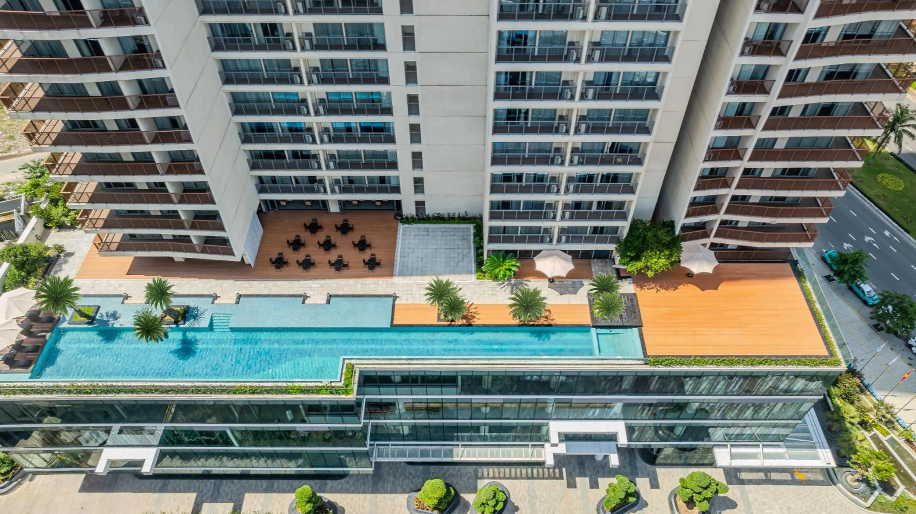 Day in Wyndham Soleil Danang - Free Schedule Airport Shuttle