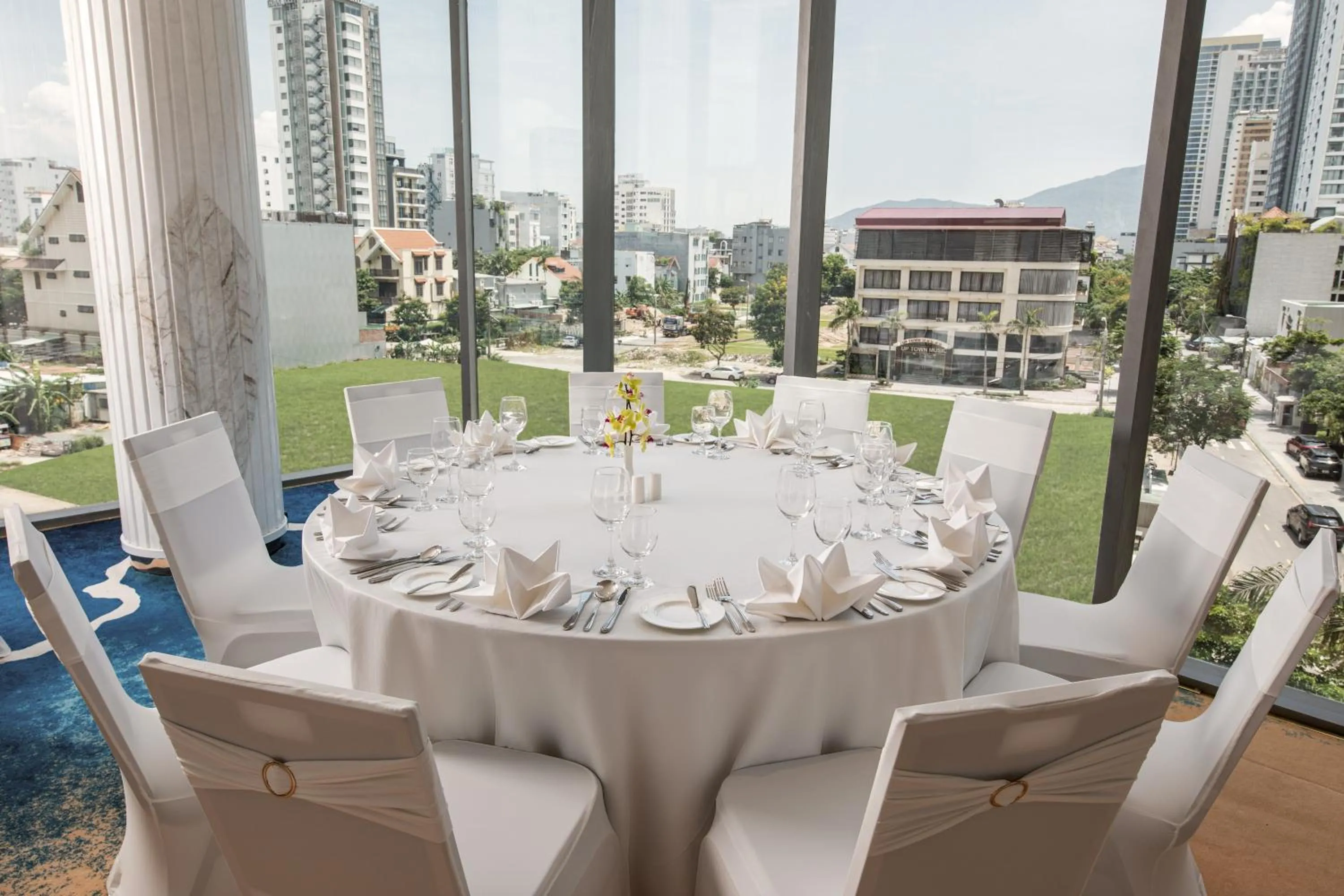 Day in Wyndham Soleil Danang - Free Schedule Airport Shuttle