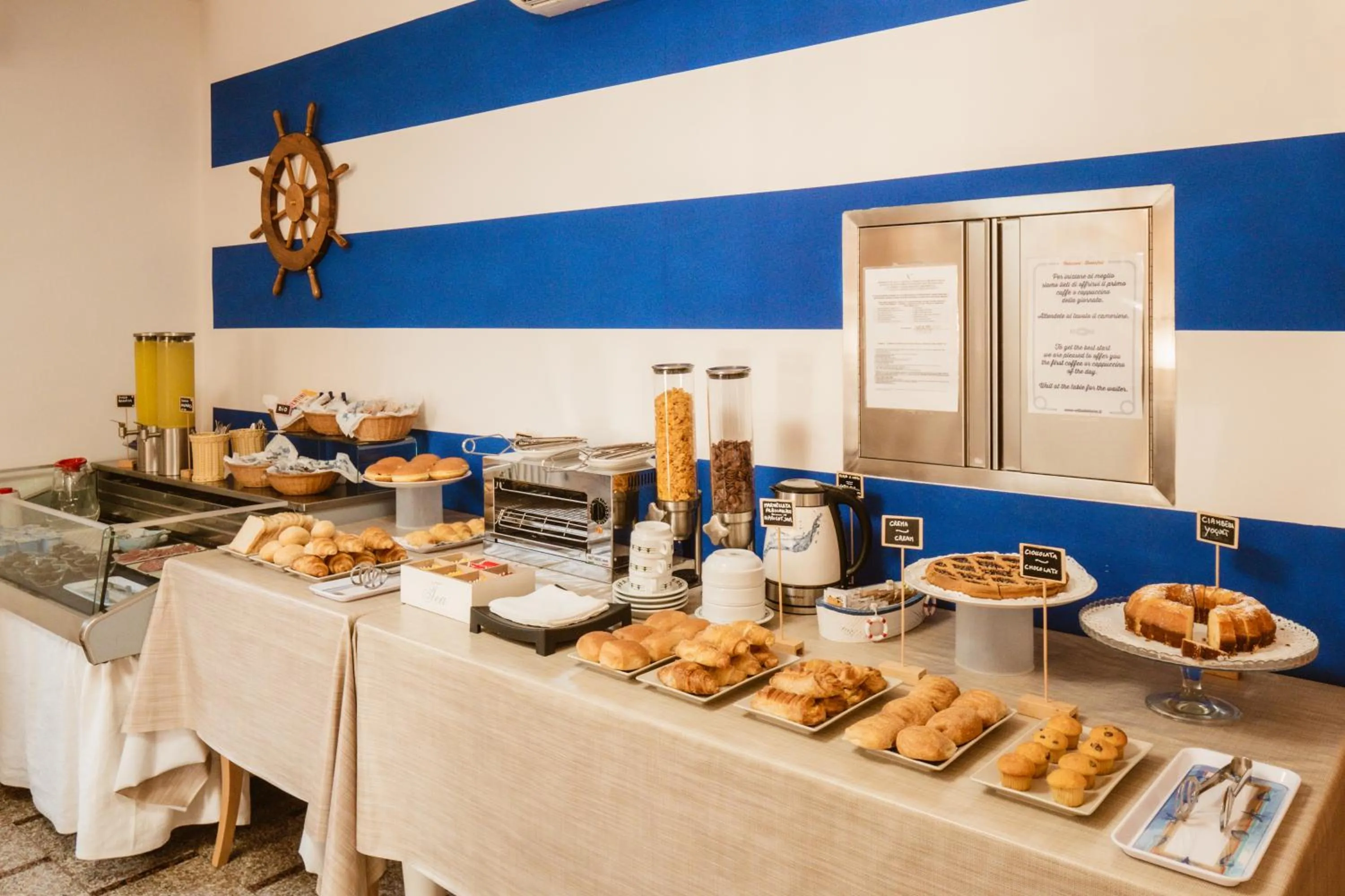 Communal lounge/ TV room in Hotel Villa del Mare