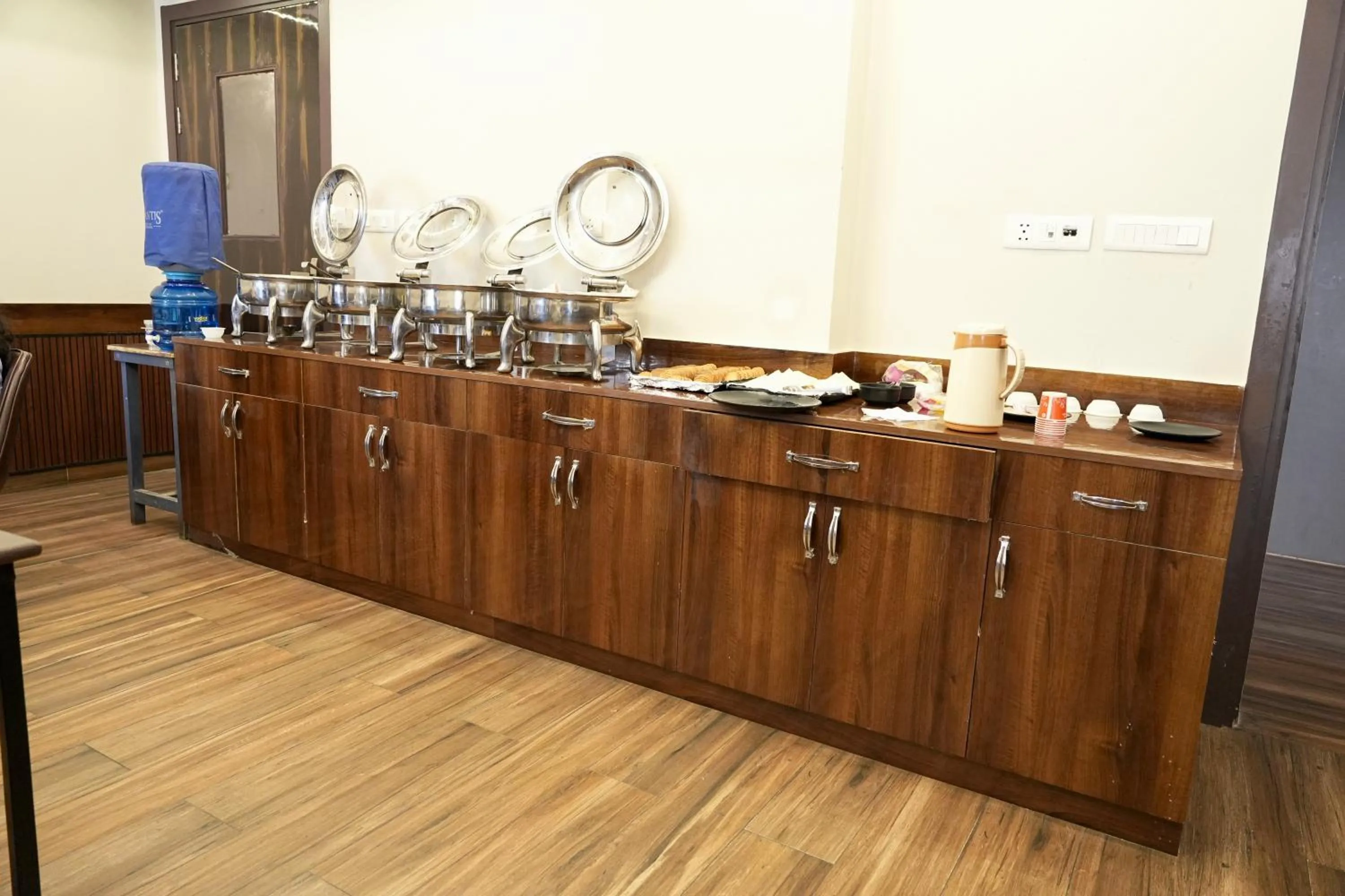 Restaurant/places to eat in Hotel Royal Saffron by Majesta Stays