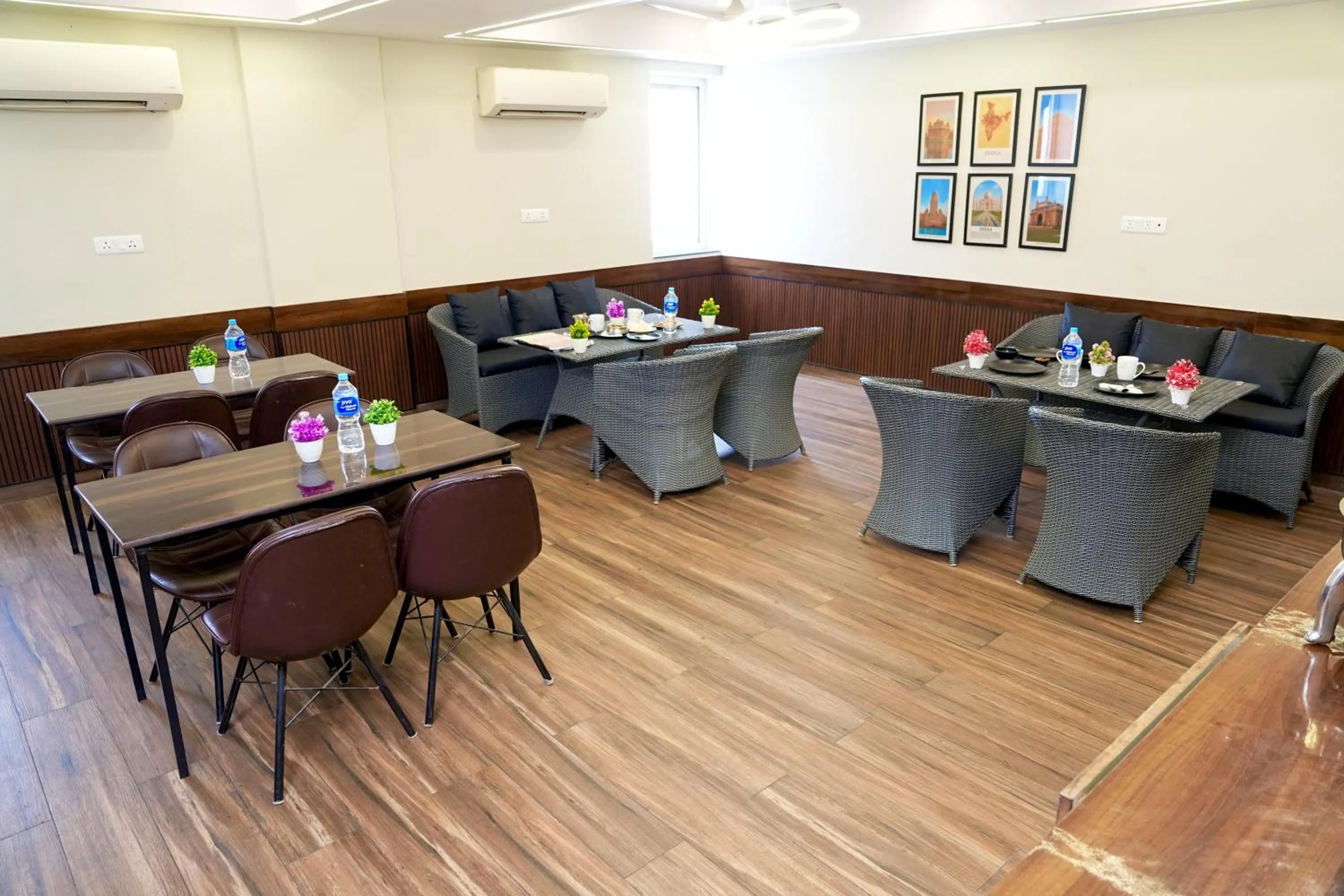 Restaurant/places to eat in Hotel Royal Saffron by Majesta Stays