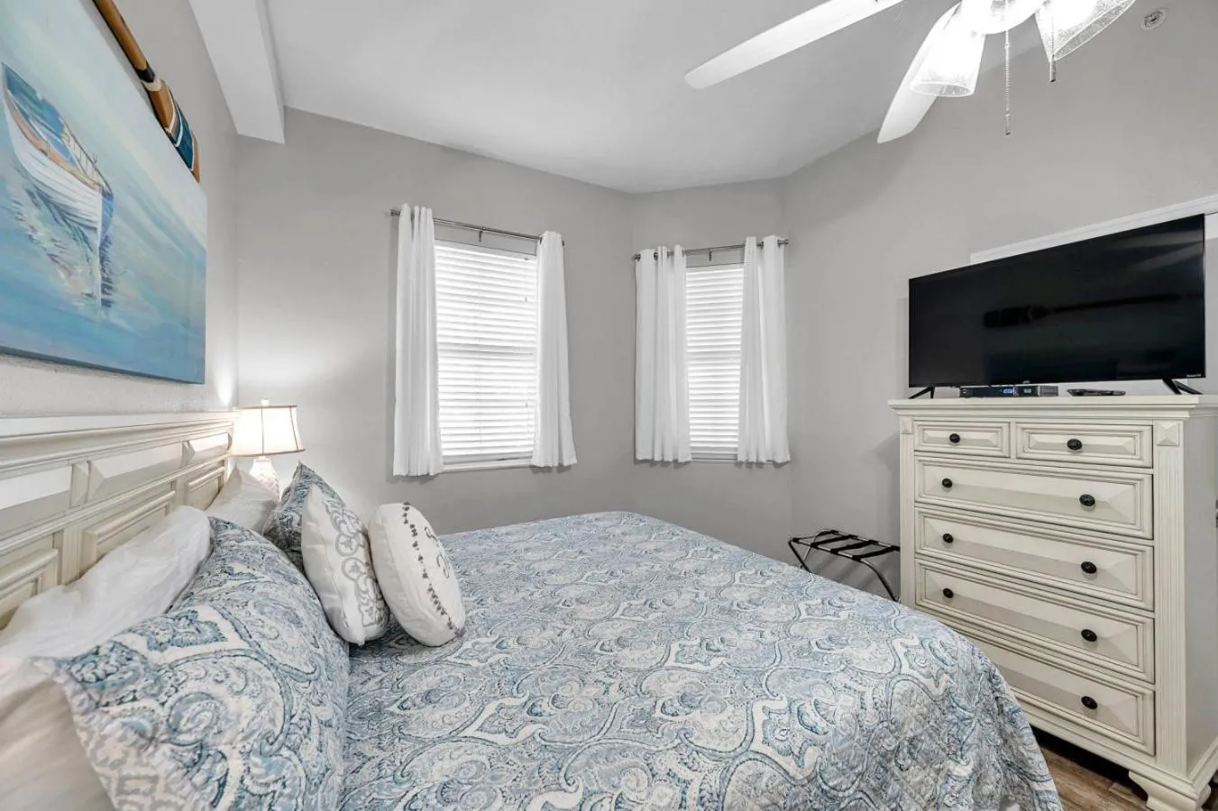 Bed in Harborview Grande Unit 207