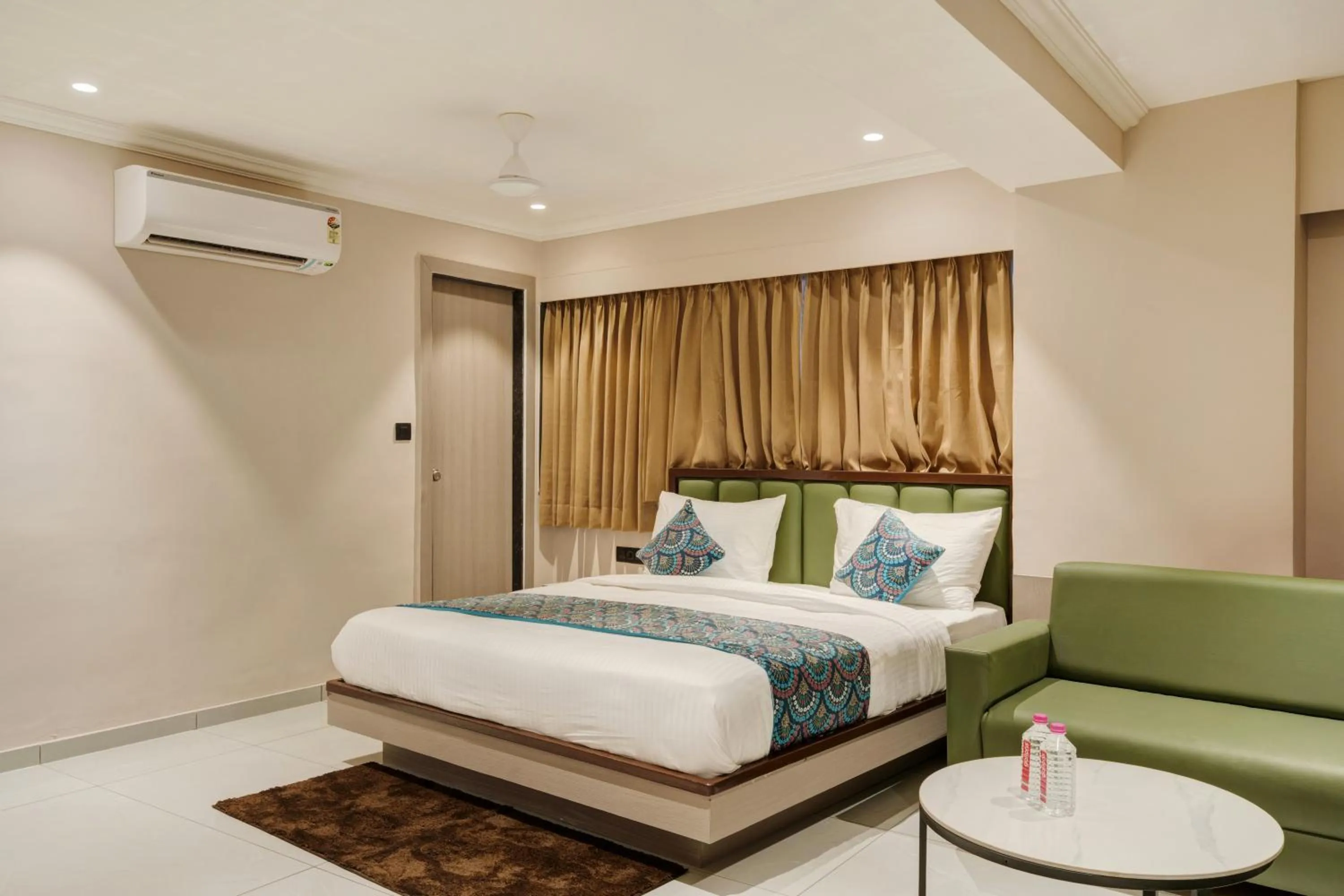 Photo of the whole room, Bed in Hotel Royal Time