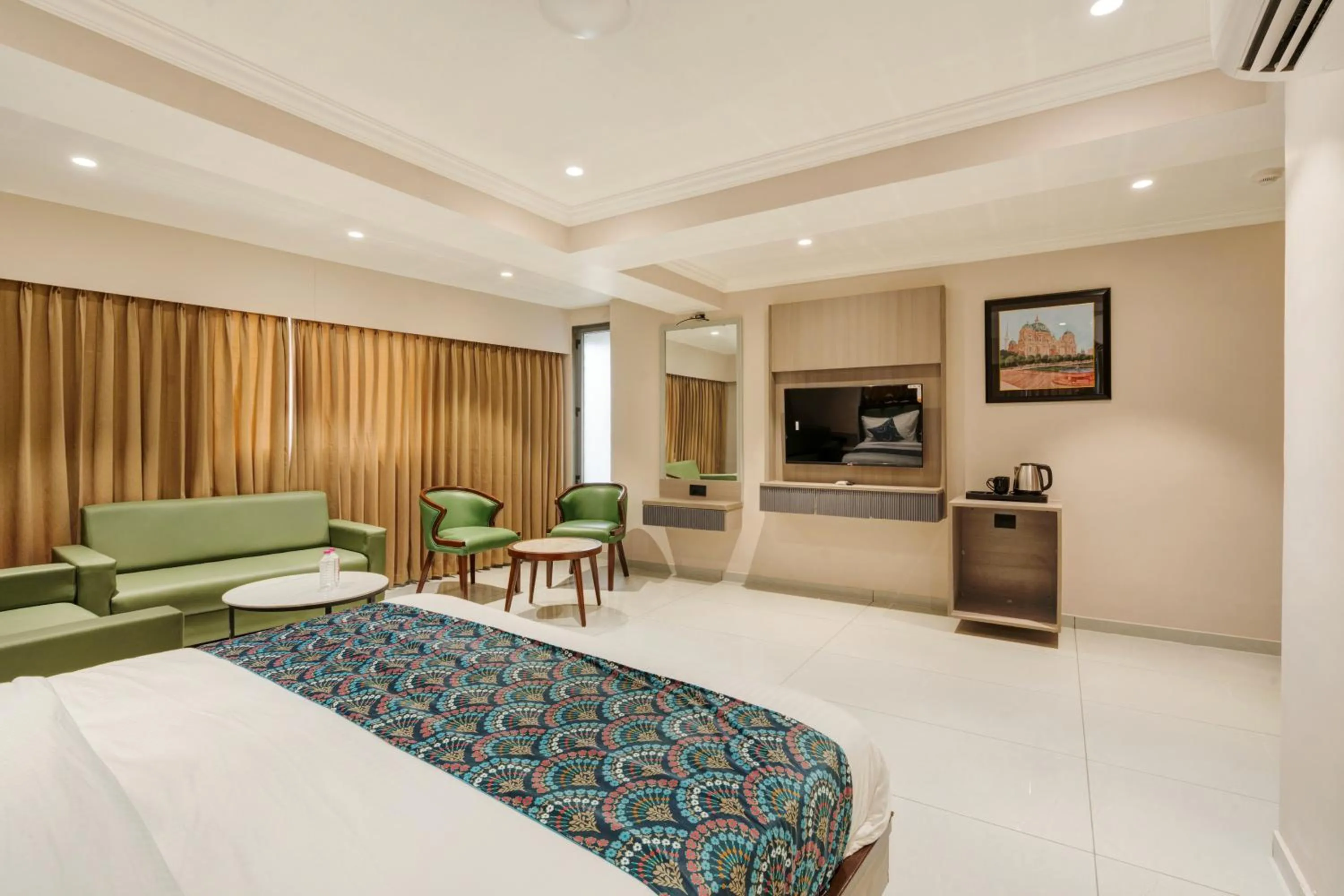 Photo of the whole room, Bed in Hotel Royal Time