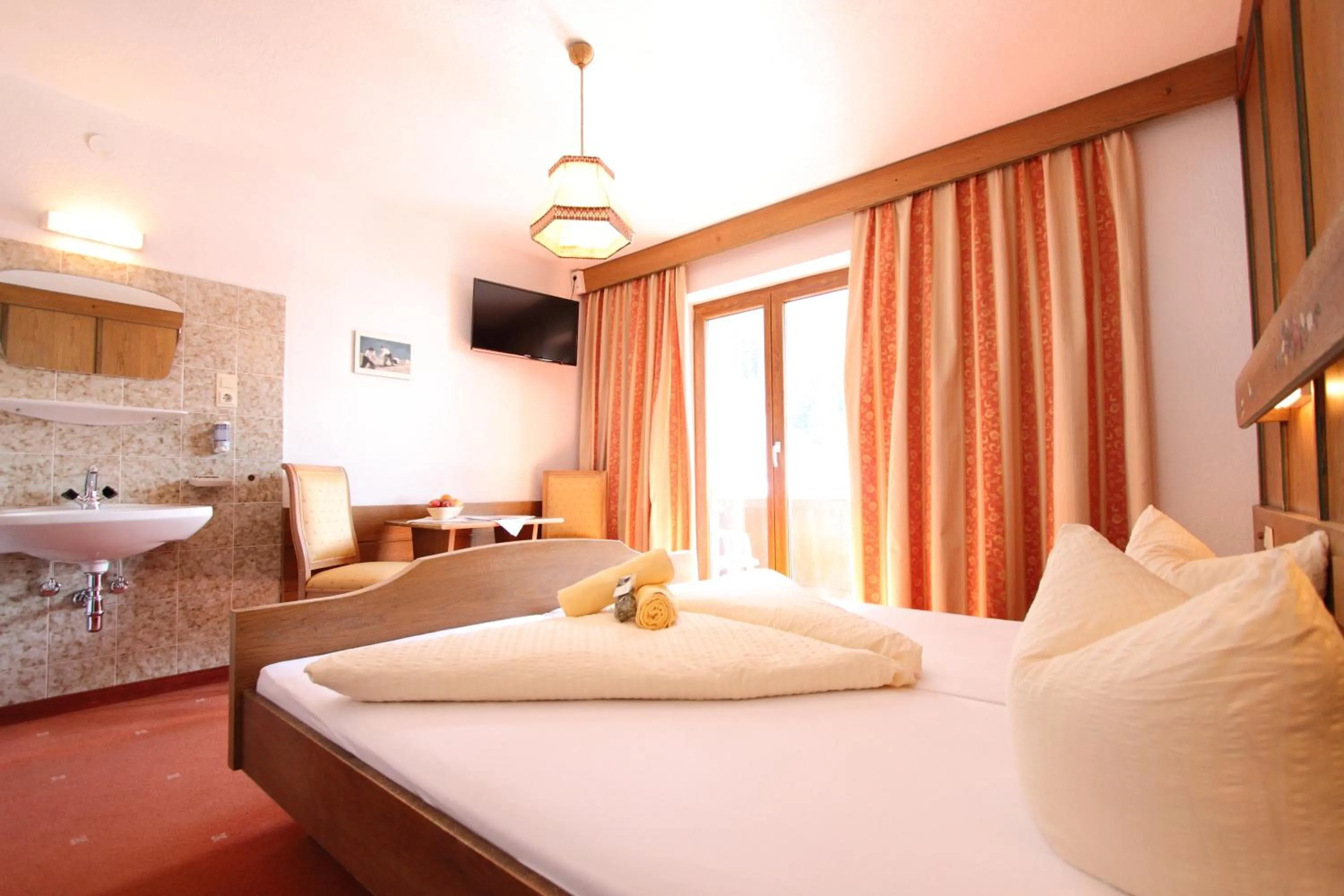 Double Room with Balcony in Pension Mittagskogel