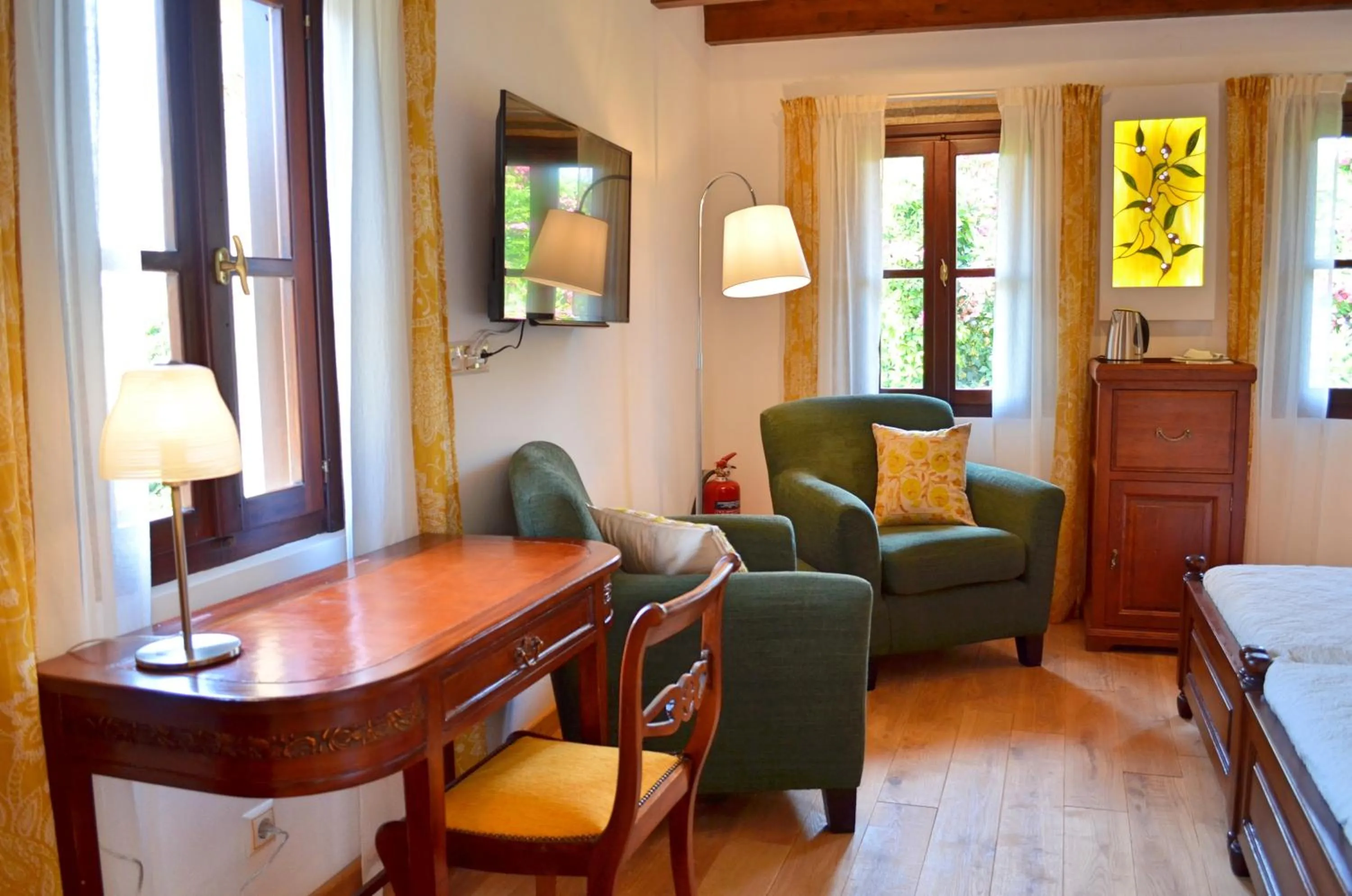 TV and multimedia, Bed in Hotel Ellique