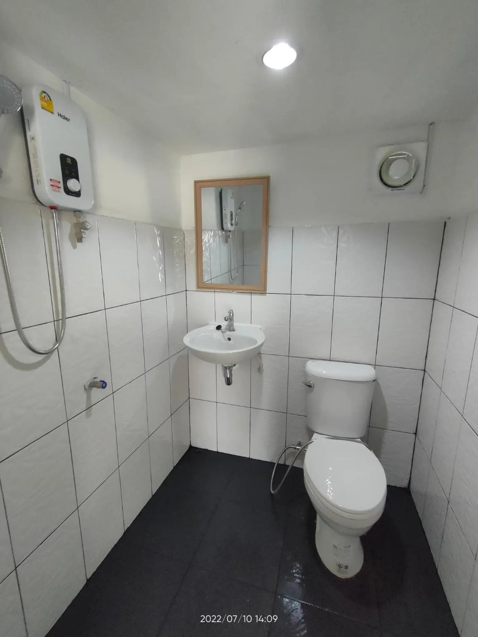 Shower in Golden Beach Resort Koh Phangan