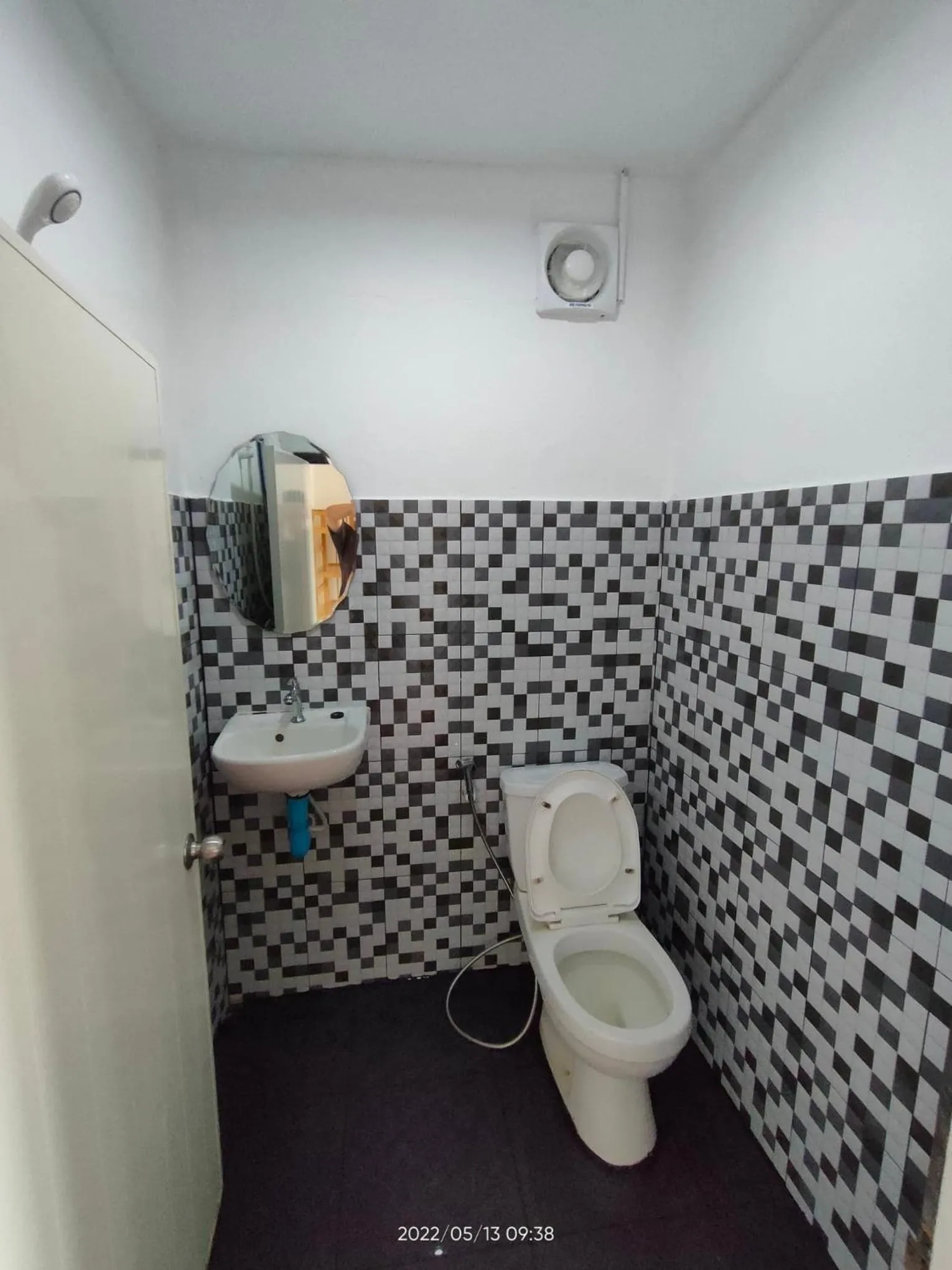 Toilet in Golden Beach Resort Koh Phangan