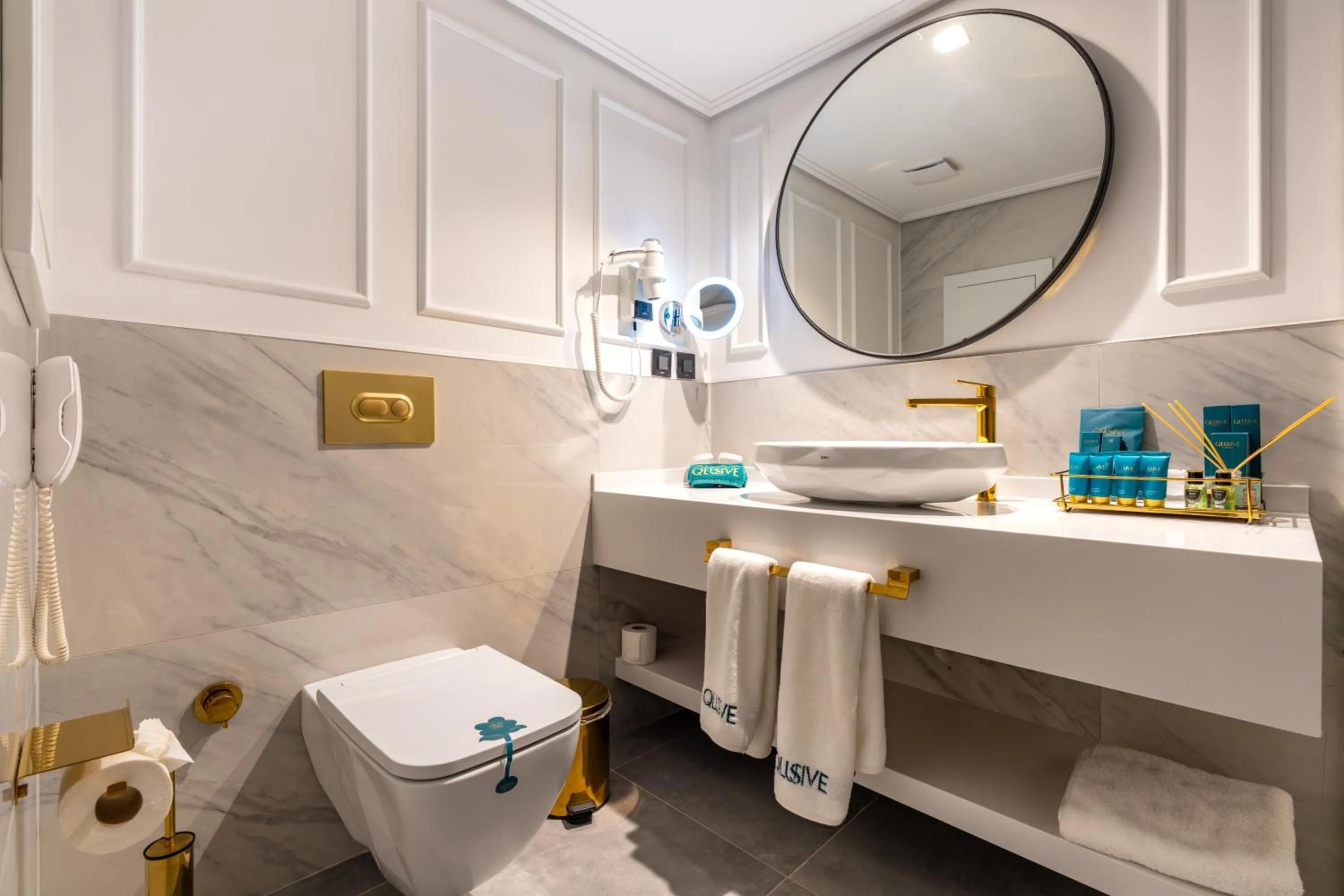 Toilet in Qlusive Hotel