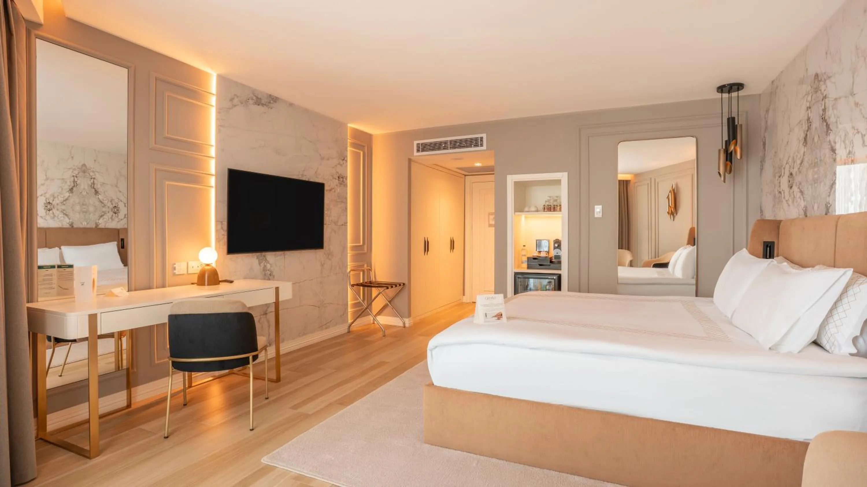 Photo of the whole room, Bed in Qlusive Hotel