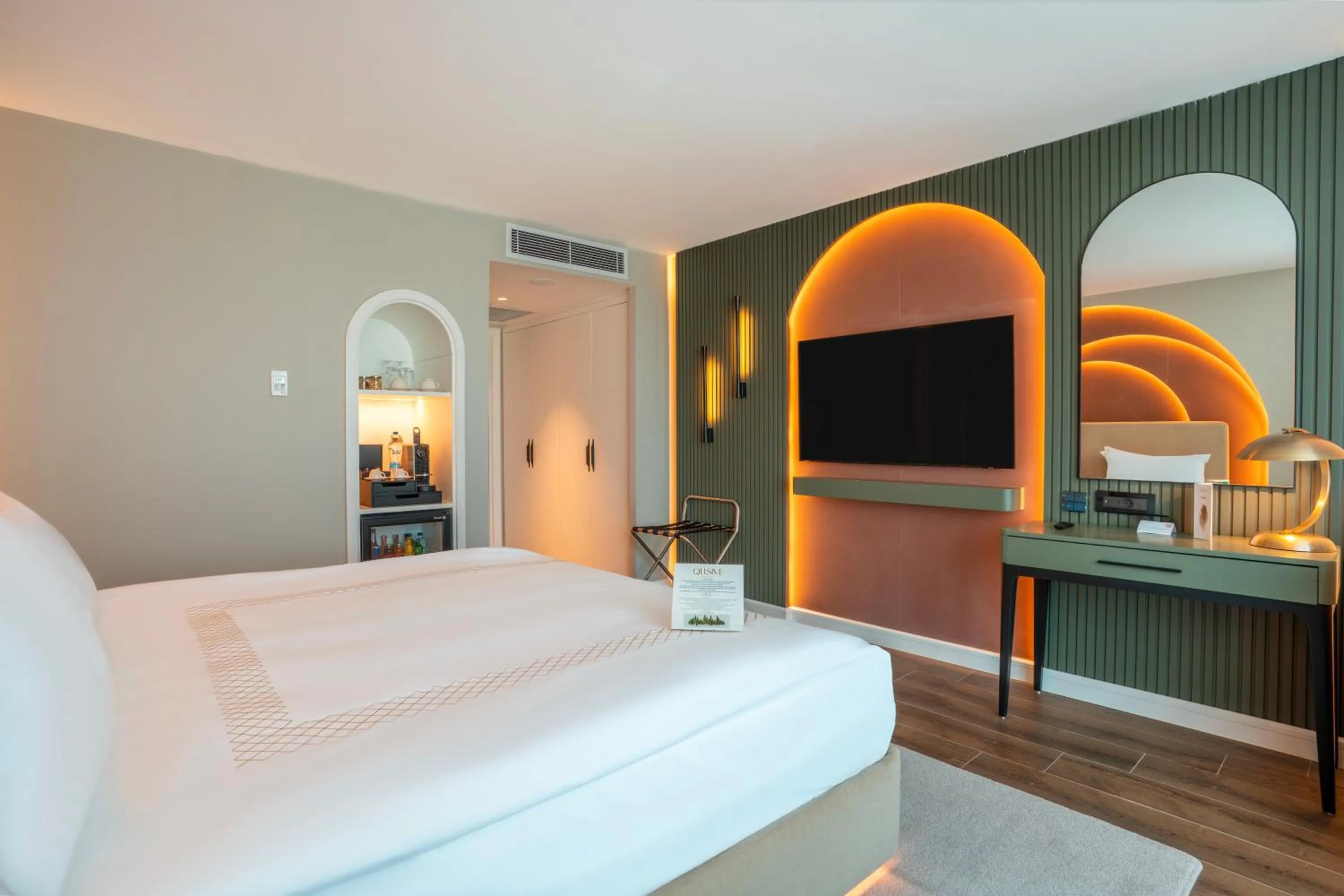 Bedroom, Bed in Qlusive Hotel