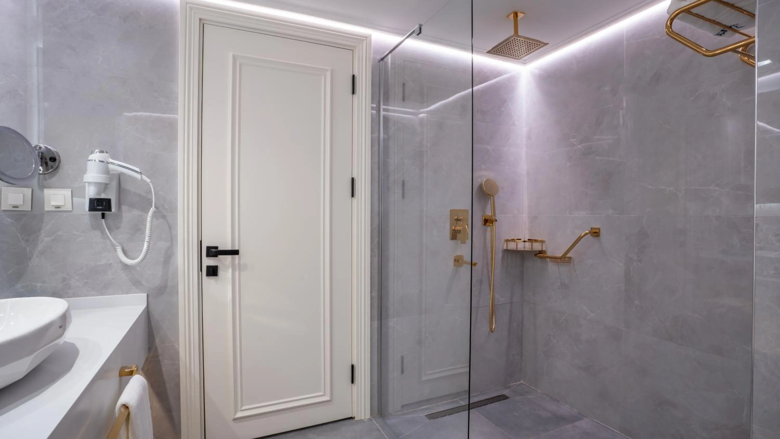 Shower in Qlusive Hotel