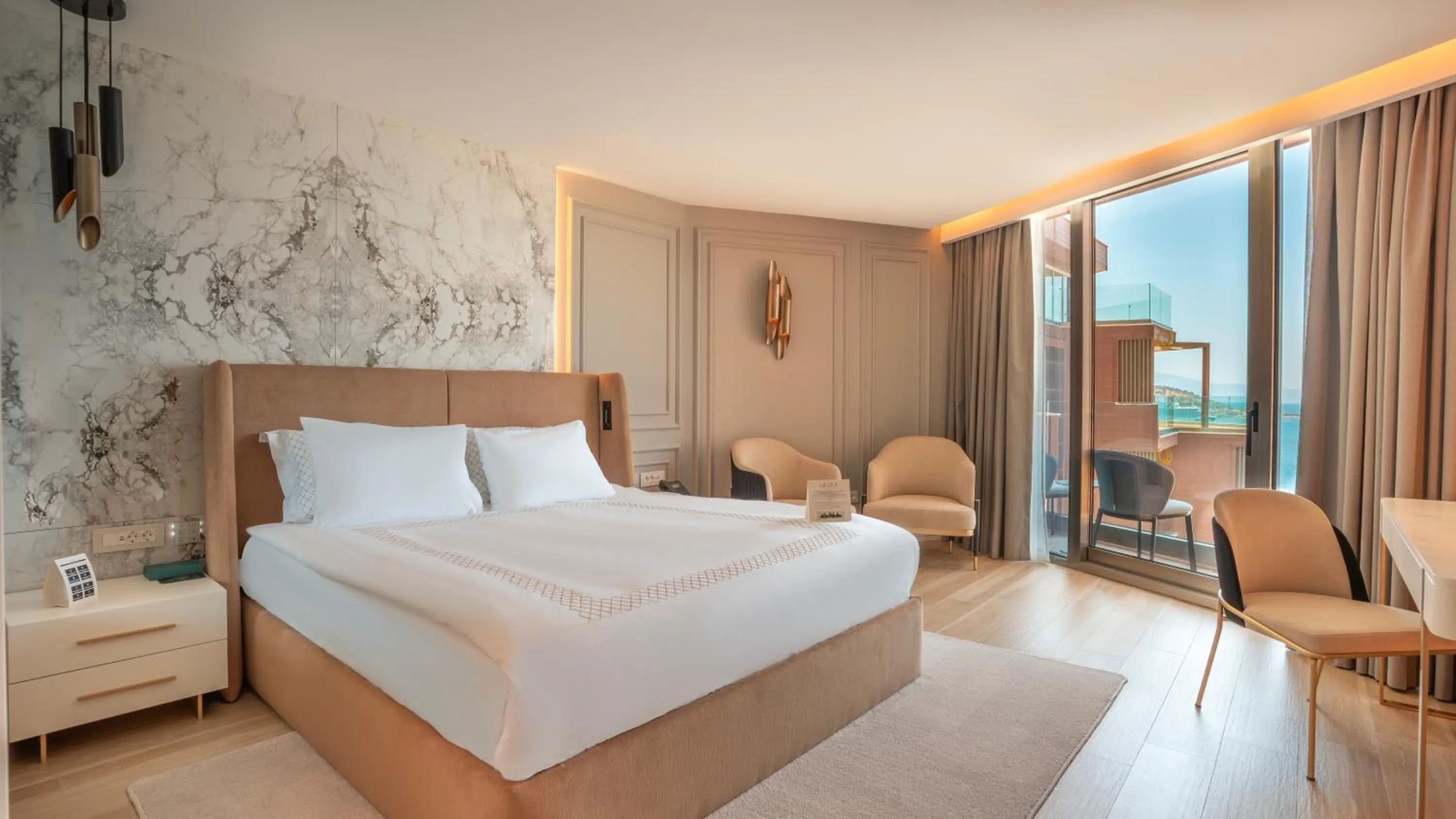 Photo of the whole room, Bed in Qlusive Hotel