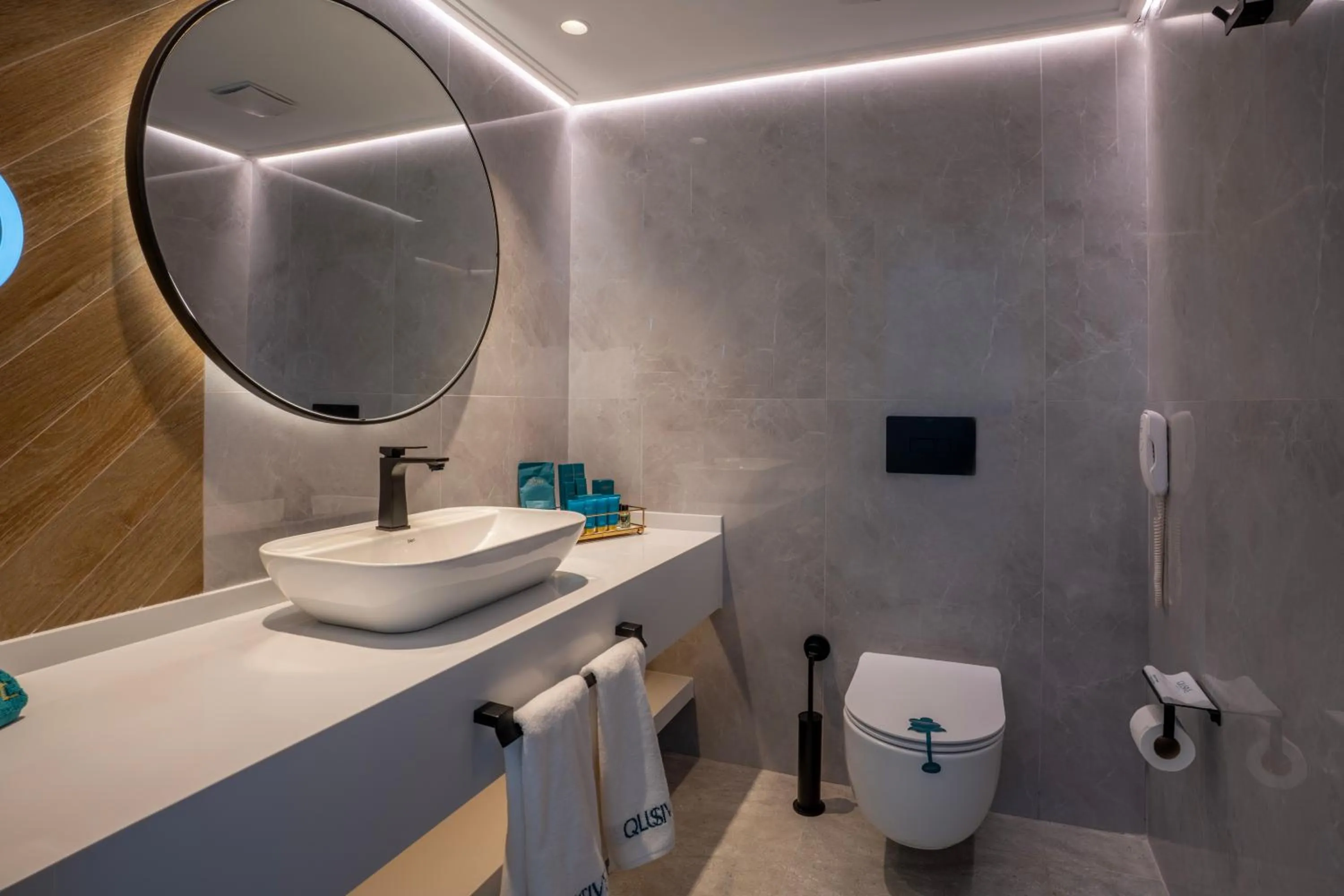 Toilet in Qlusive Hotel