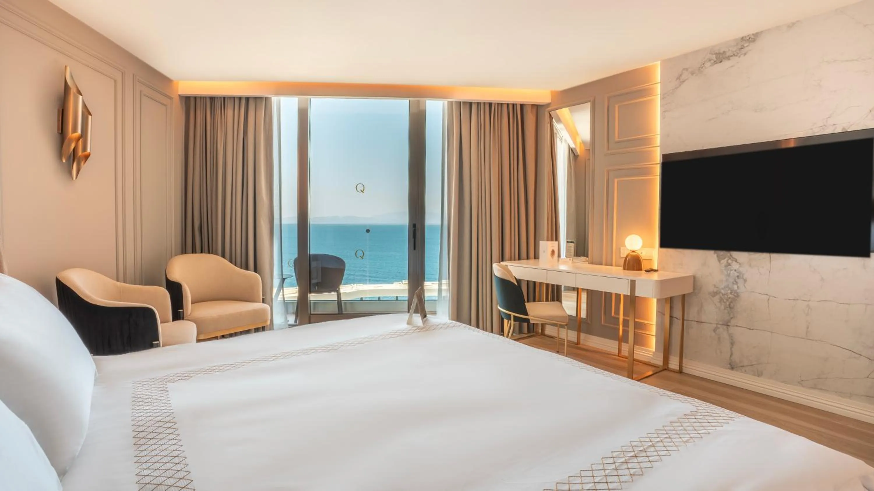 Photo of the whole room, Bed in Qlusive Hotel