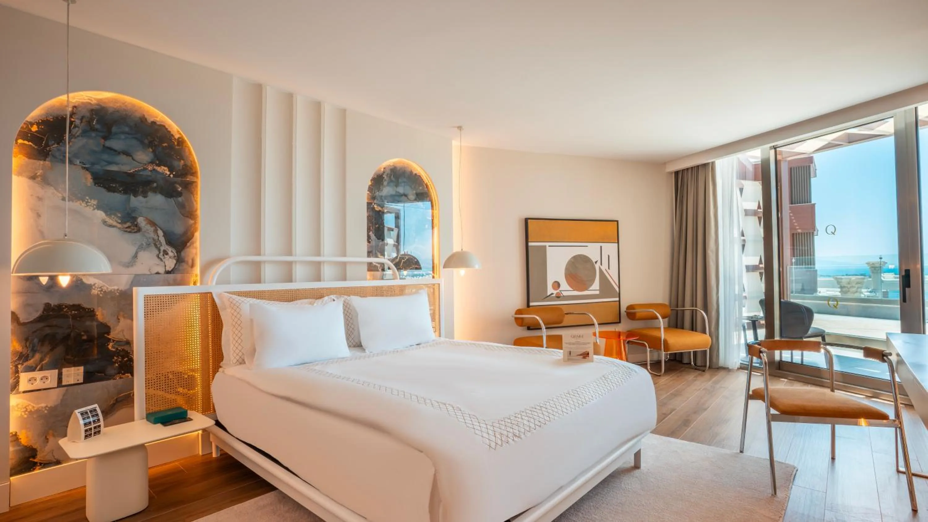 Photo of the whole room, Bed in Qlusive Hotel