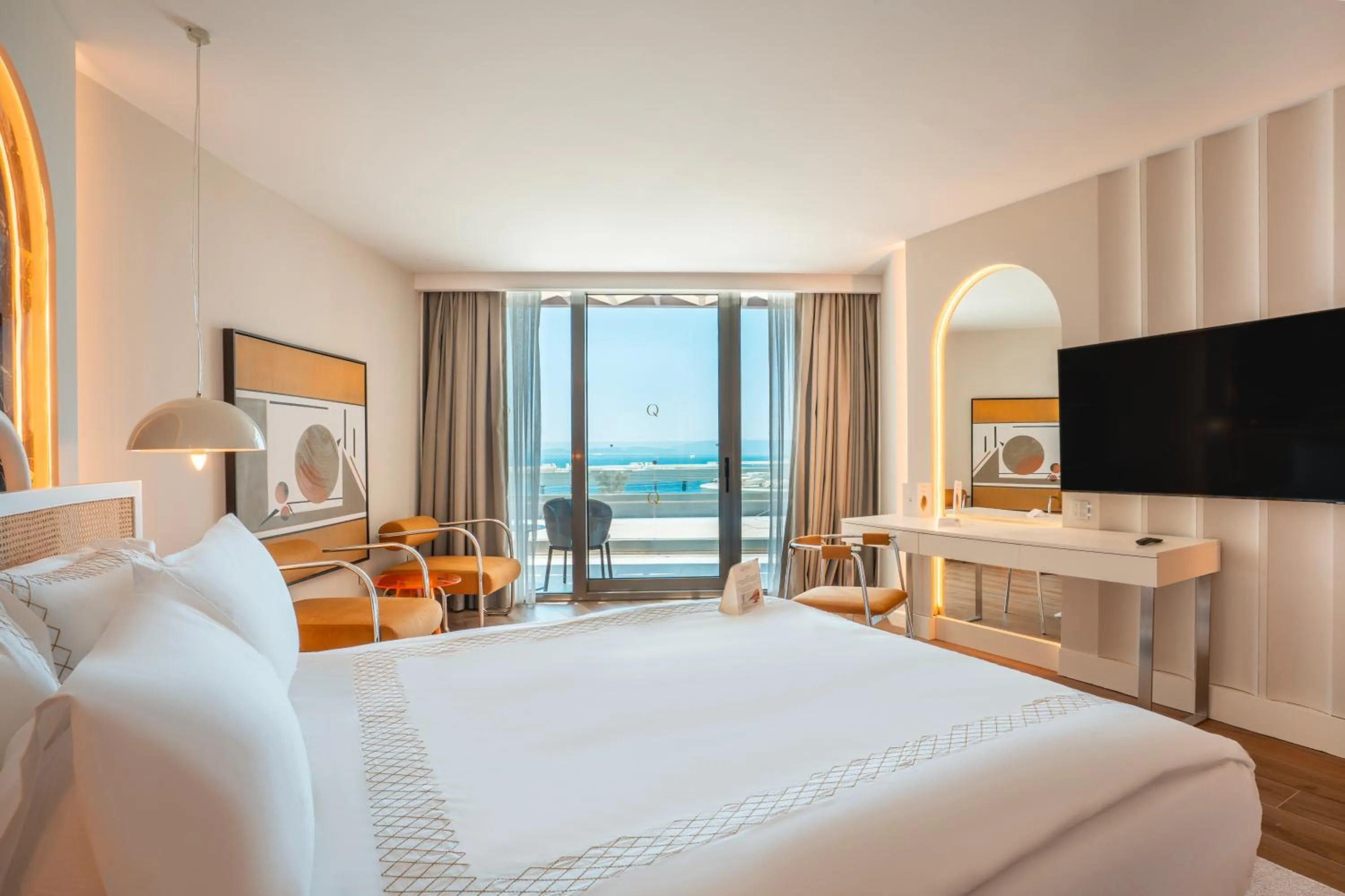 Photo of the whole room, Bed in Qlusive Hotel