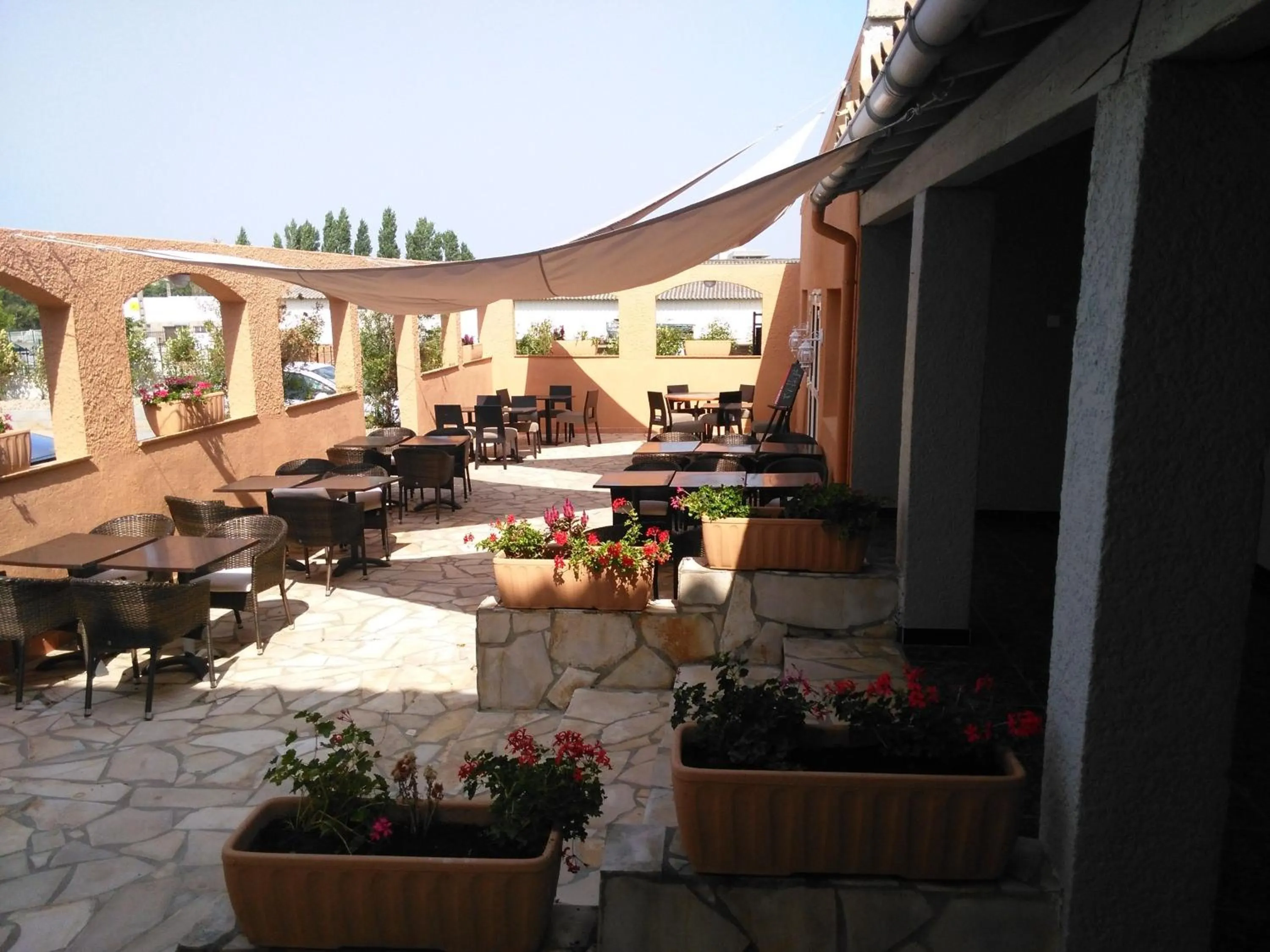 Patio in Hôtel Le Floreal
