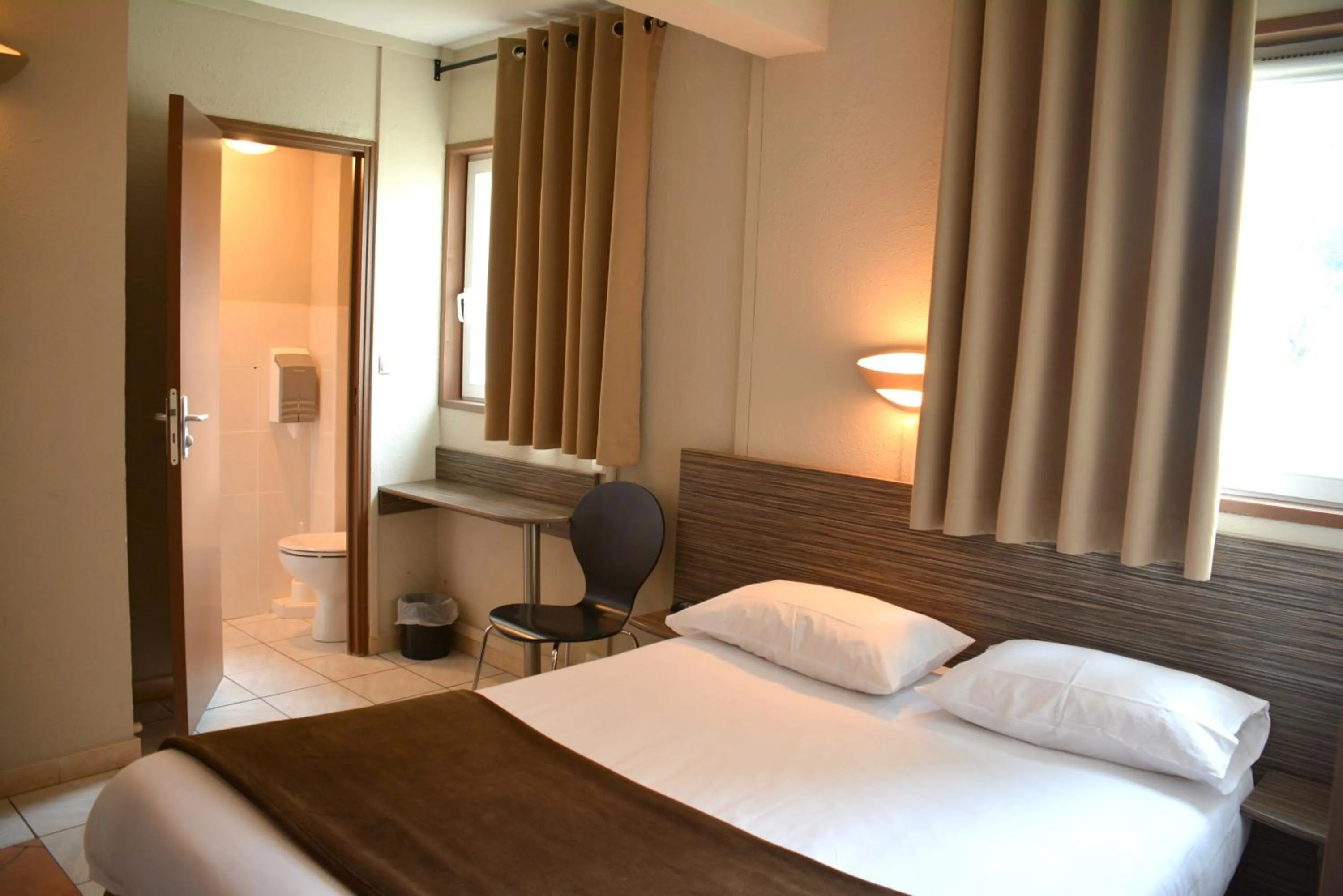 Bedroom, Bed in Hôtel Le Floreal