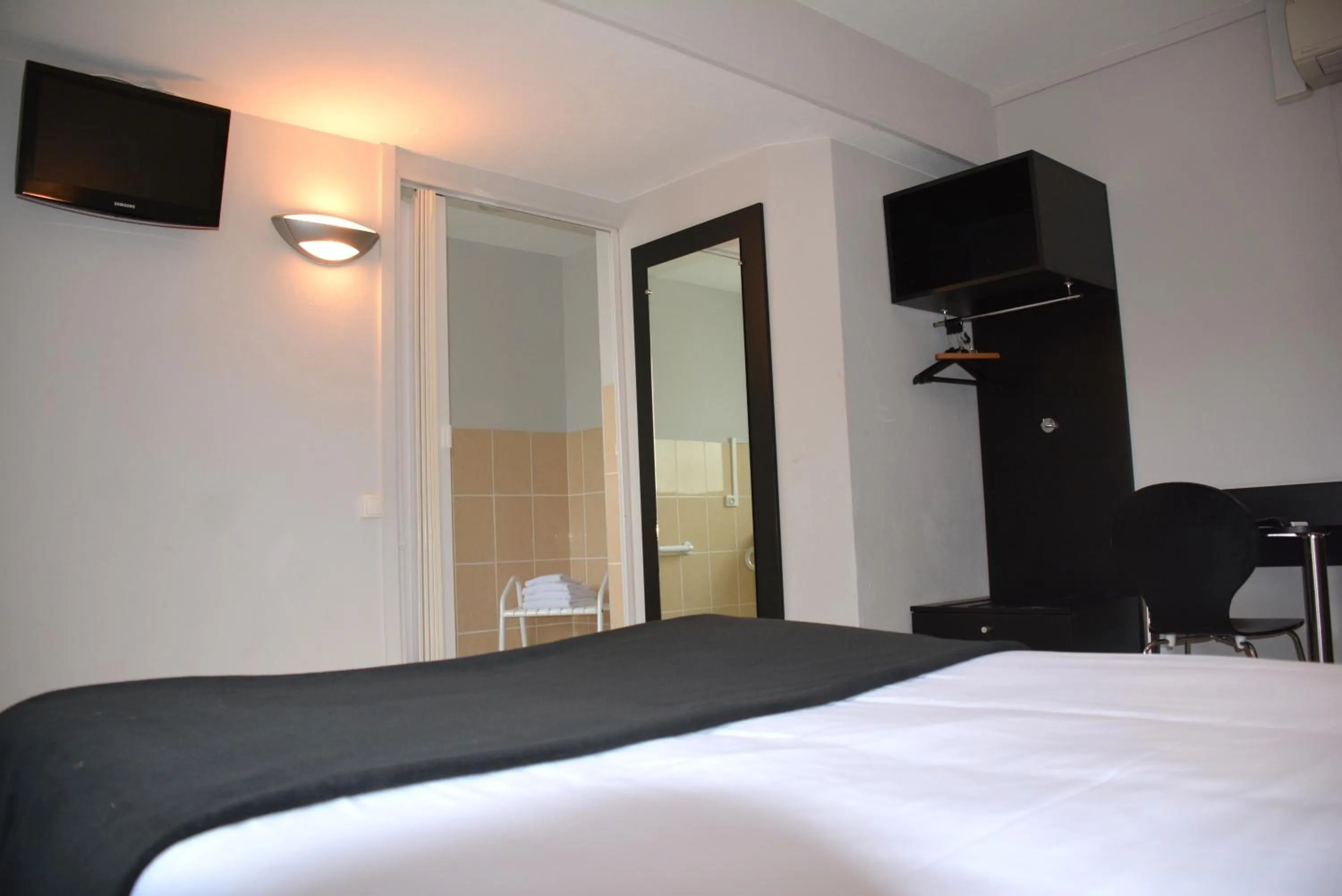 Bedroom, Bed in Hôtel Le Floreal