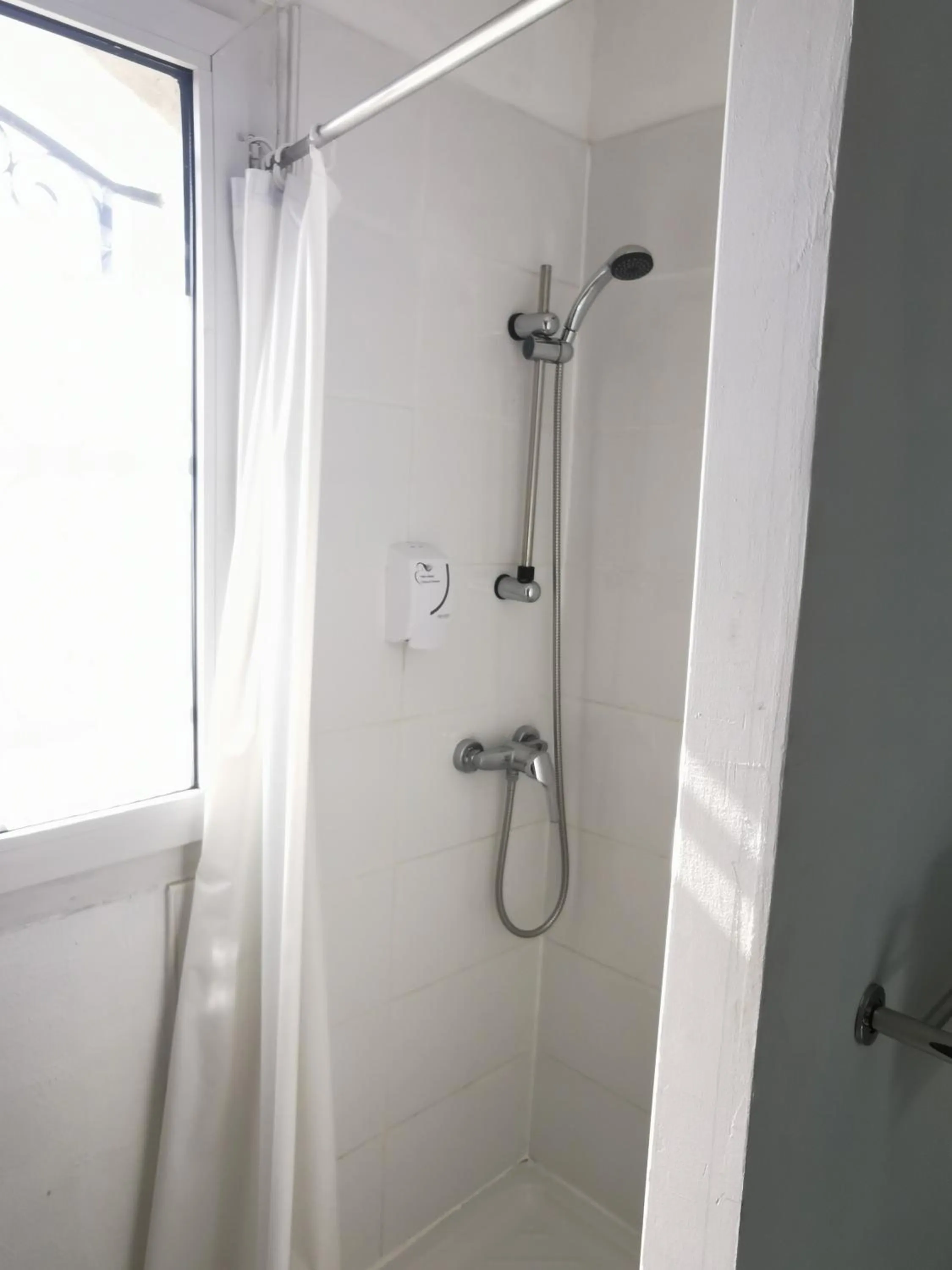 Shower in Hôtel Le Floreal