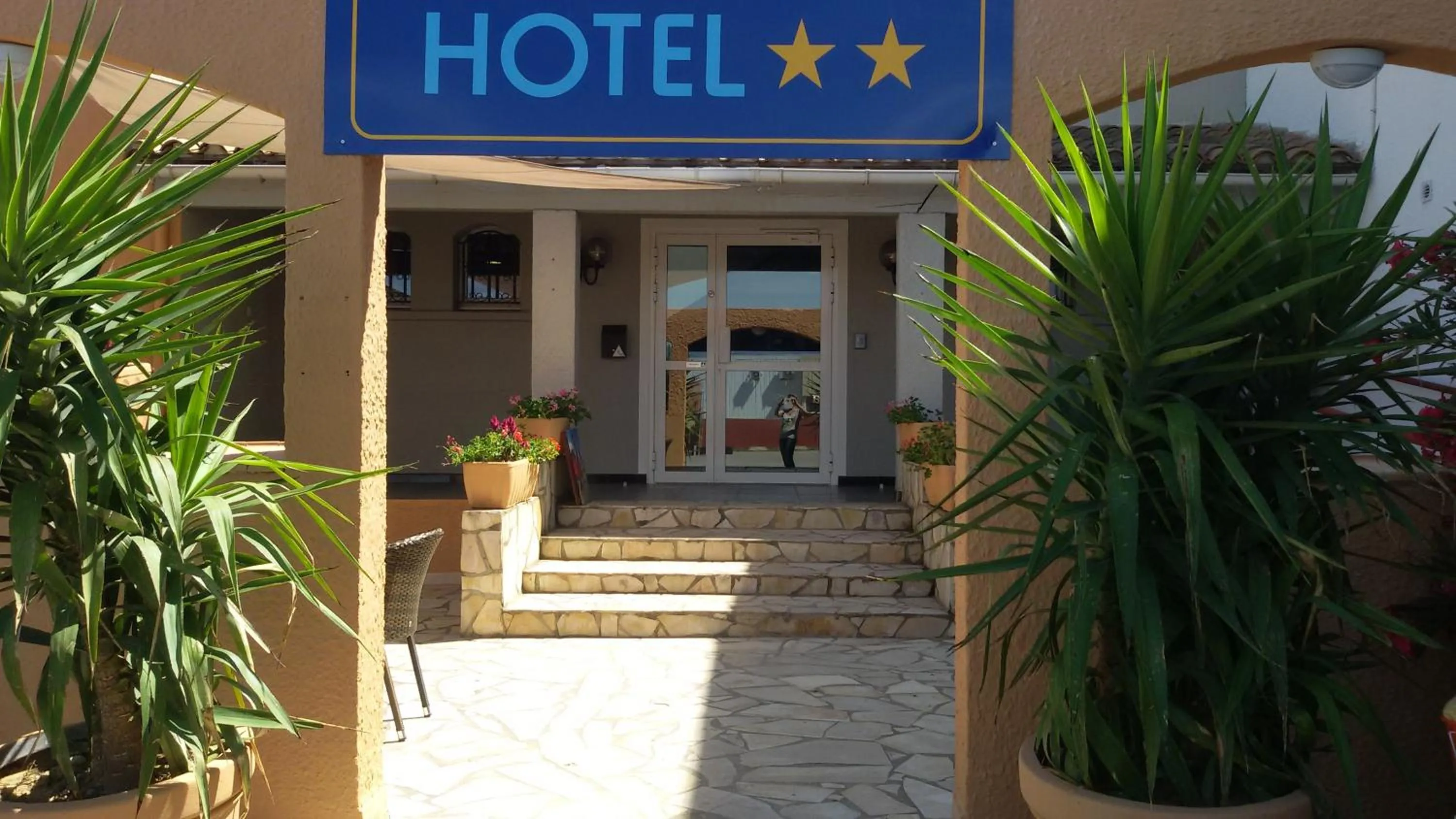 Facade/entrance in Hôtel Le Floreal