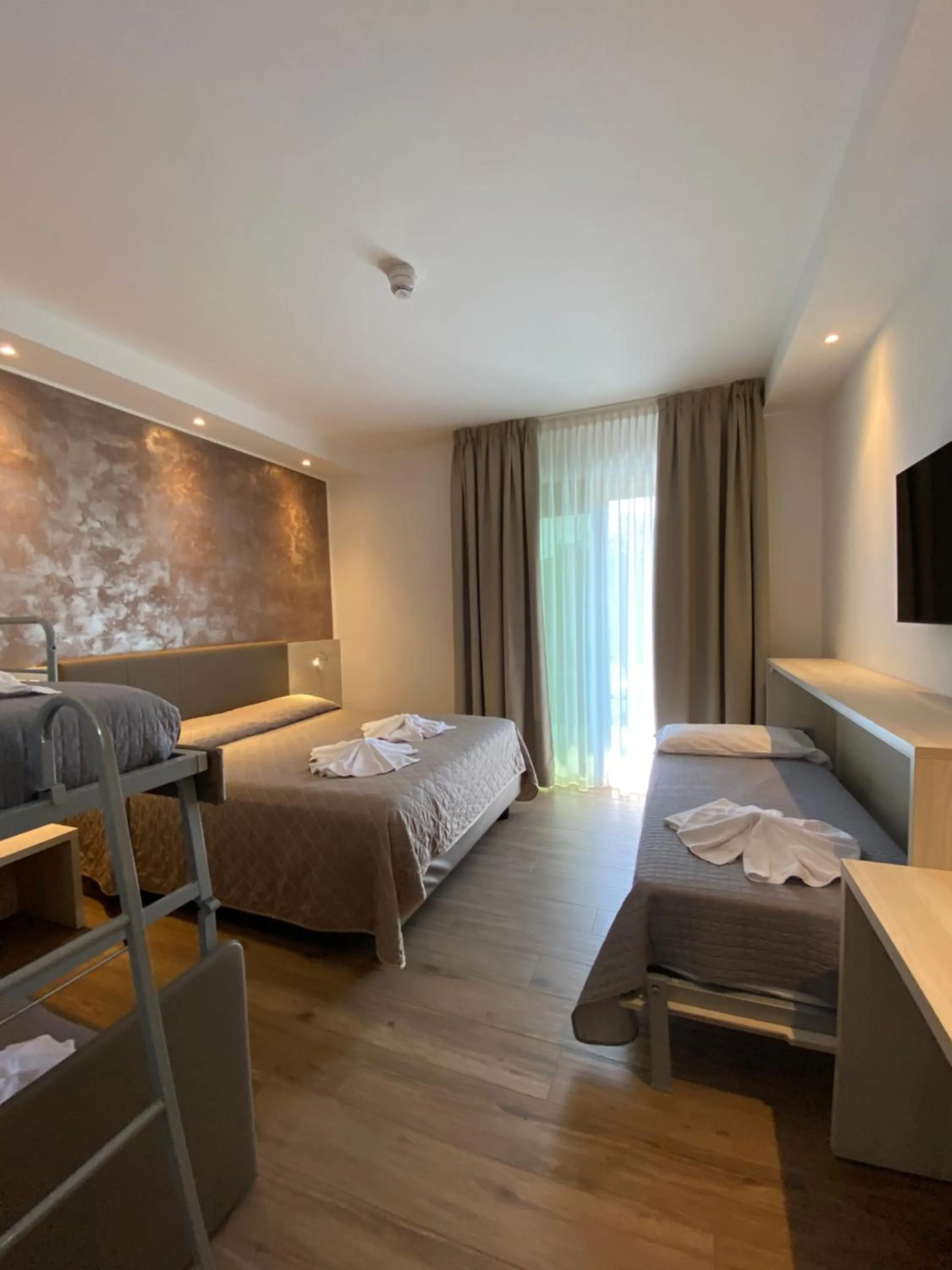 Communal lounge/ TV room, Bed in Hotel ALDEBARAN