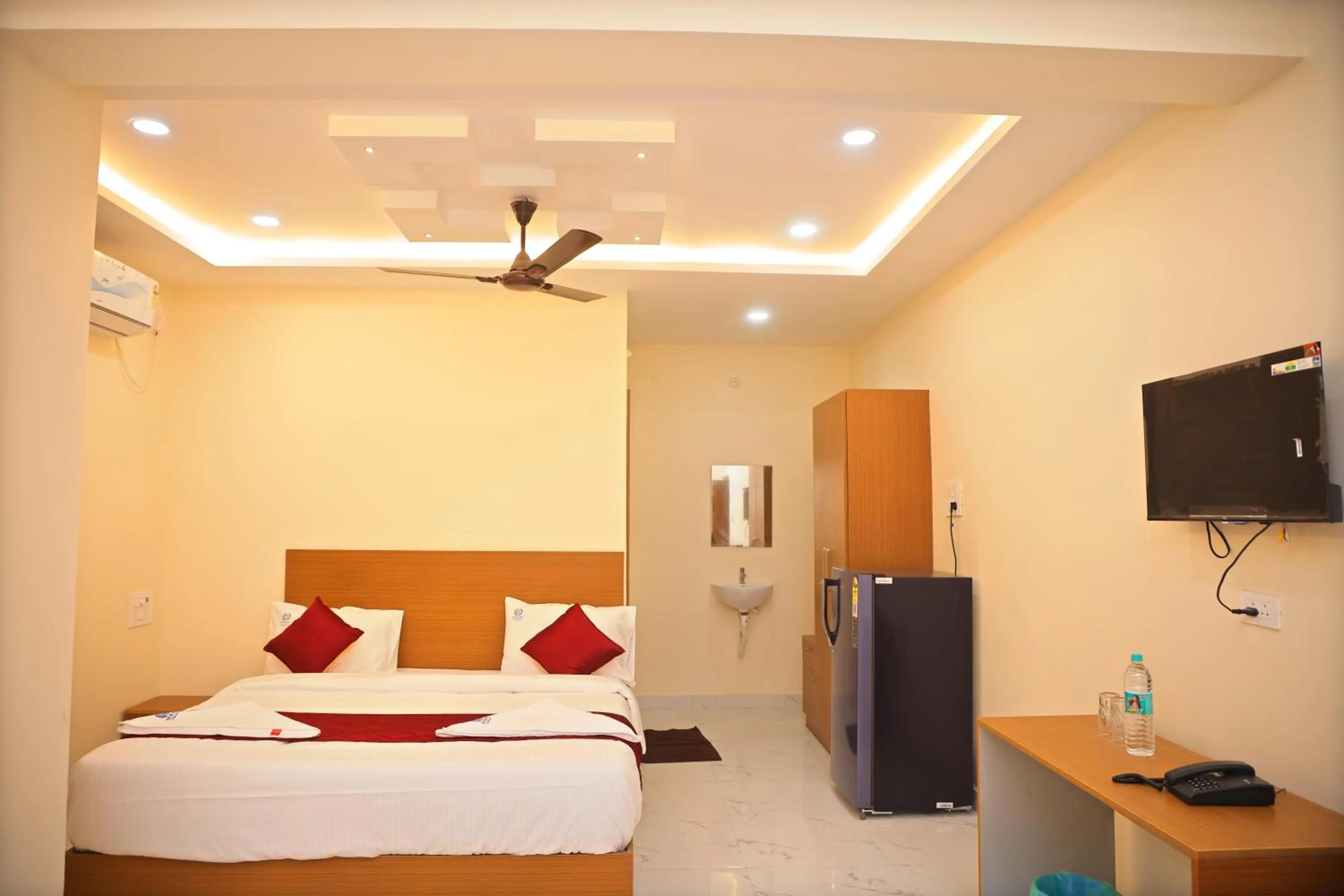 Communal lounge/ TV room, Bed in Jay & Jas Hotel