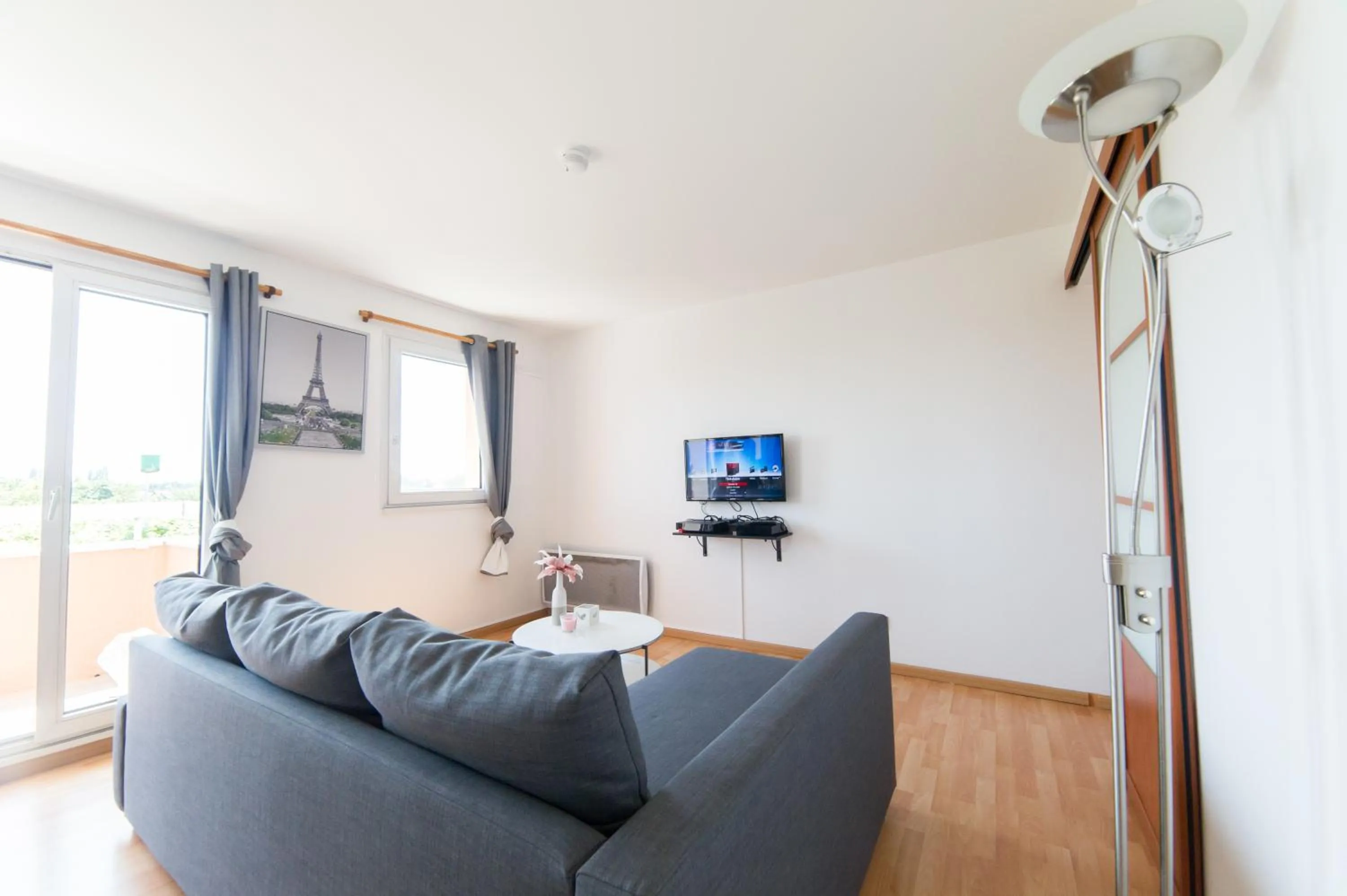 Communal lounge/ TV room in Le Marnois-Gare