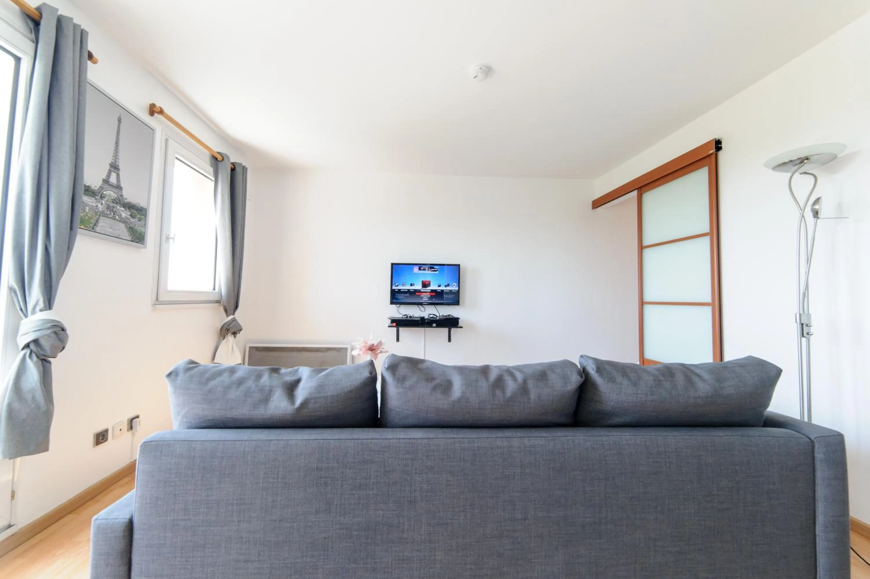 Communal lounge/ TV room in Le Marnois-Gare