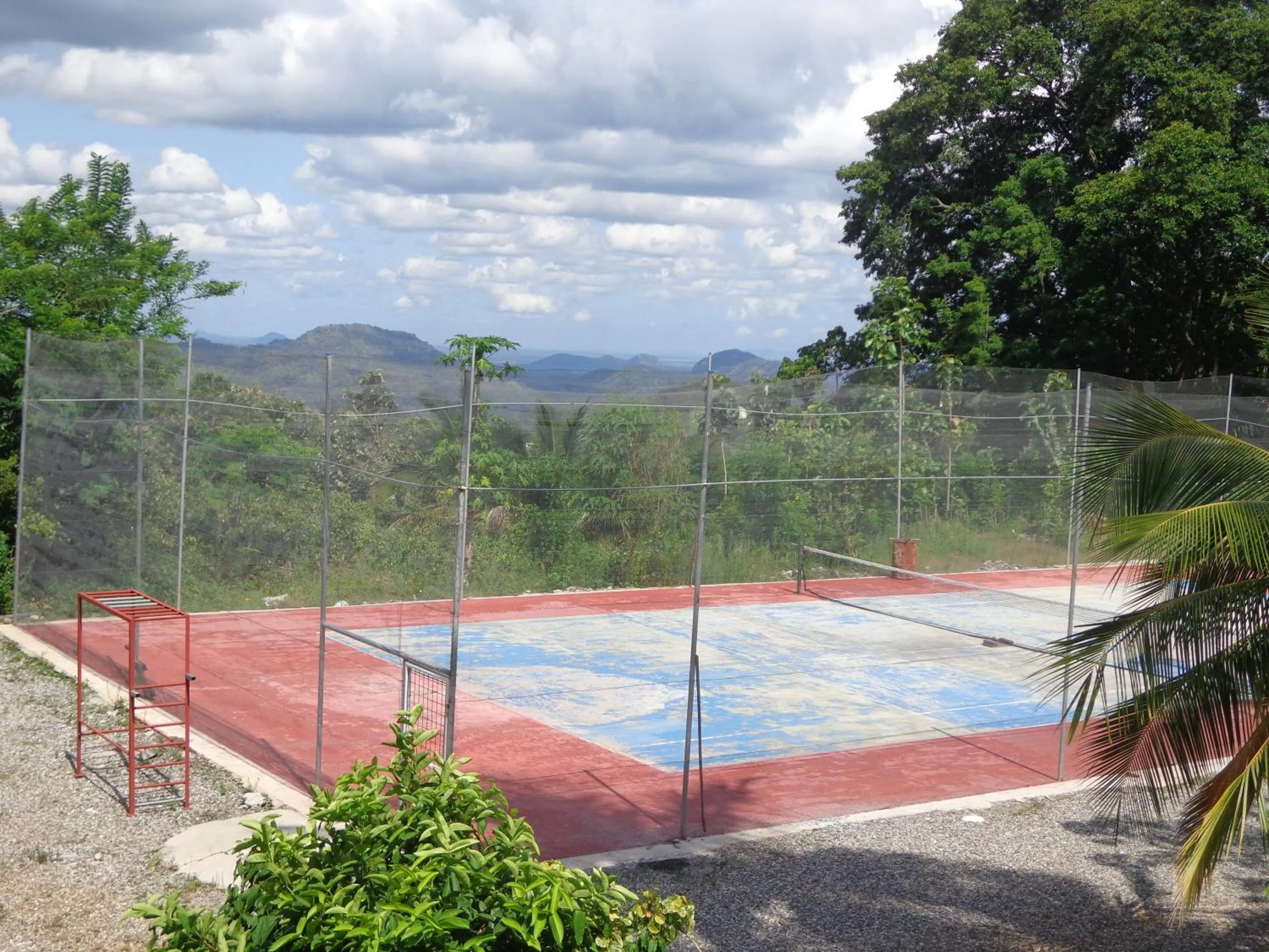 Tennis court in Anura Guest Inn