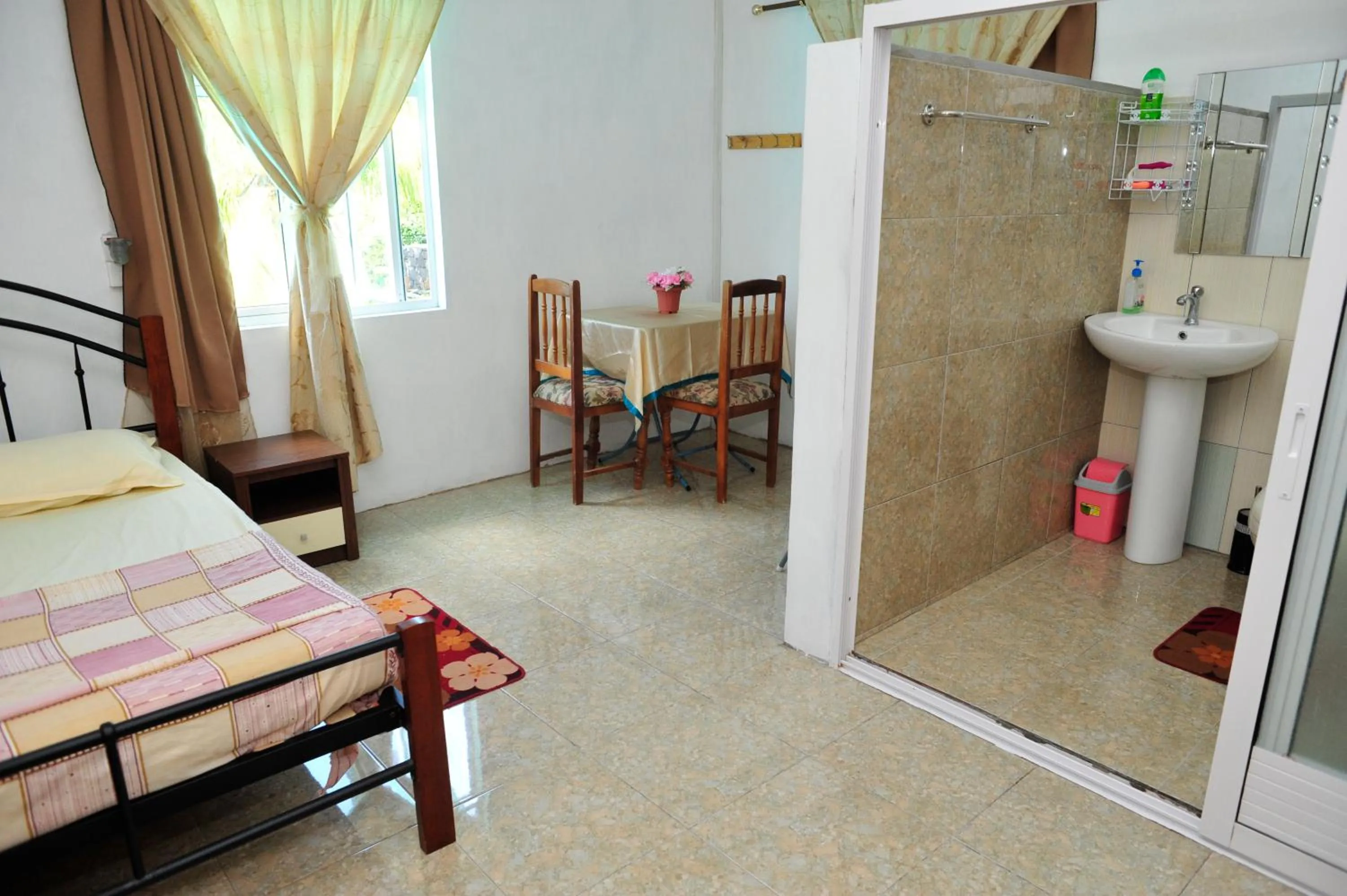 Photo of the whole room, Bed in Chez Ronald Guest House