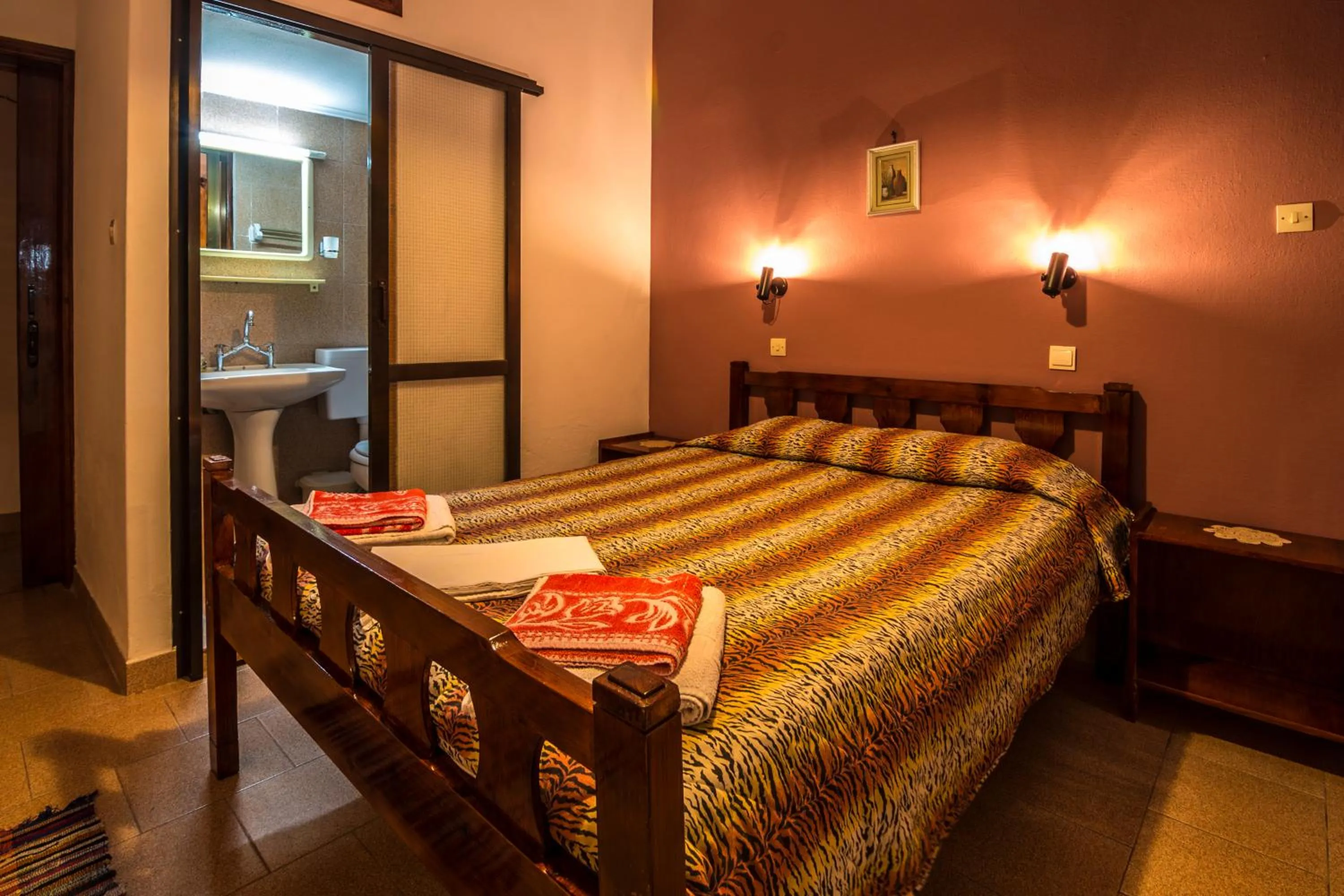 small economic double room  - single occupancy in Savas Rooms