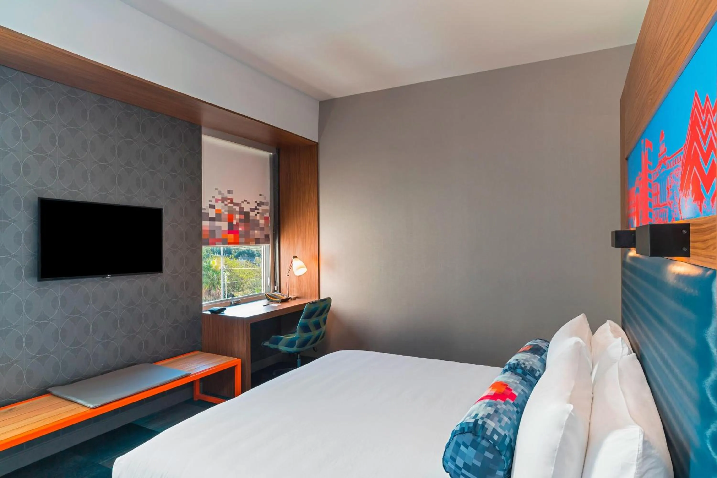 Photo of the whole room, Bed in Aloft College Station