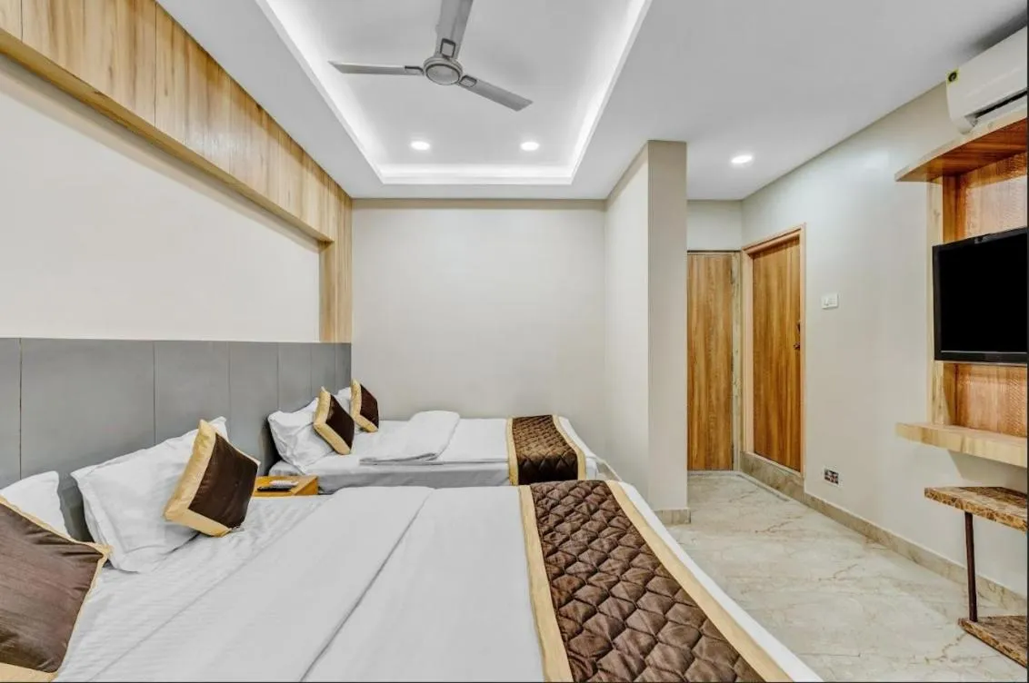 Bed in Wooden Park Hotel - Near DLF IT Park
