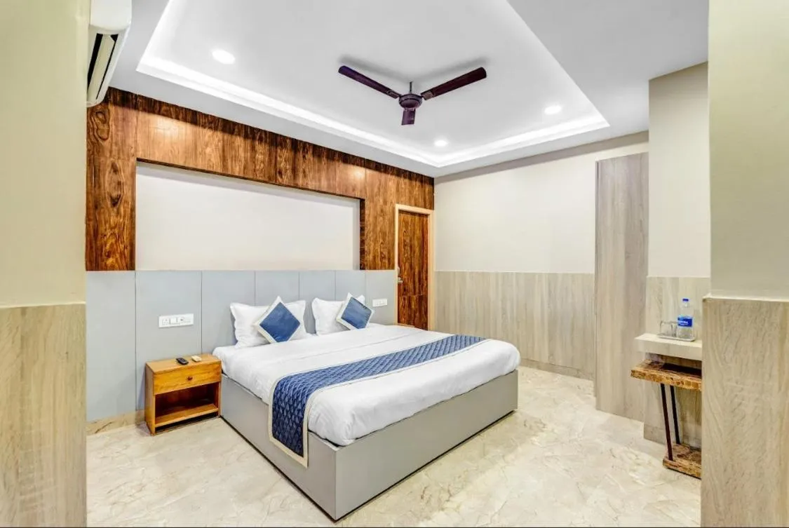 Bed in Wooden Park Hotel - Near DLF IT Park