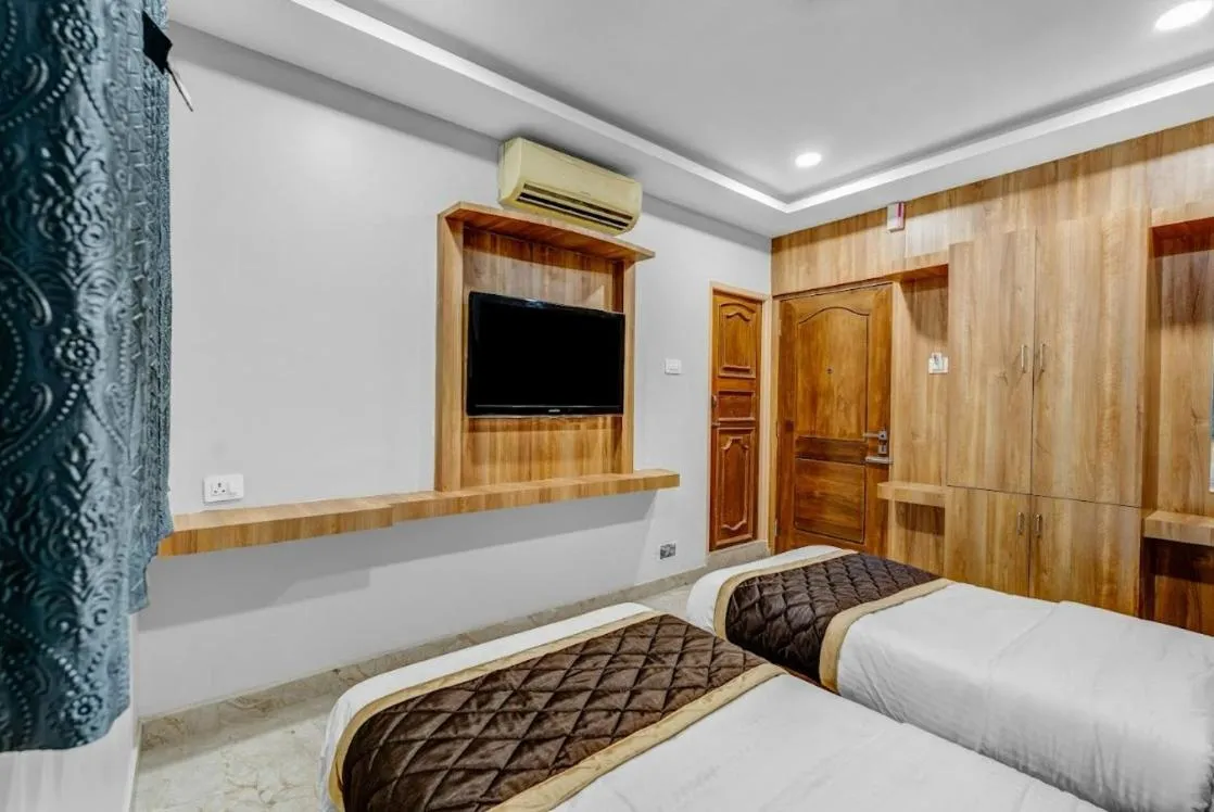 Bed in Wooden Park Hotel - Near DLF IT Park