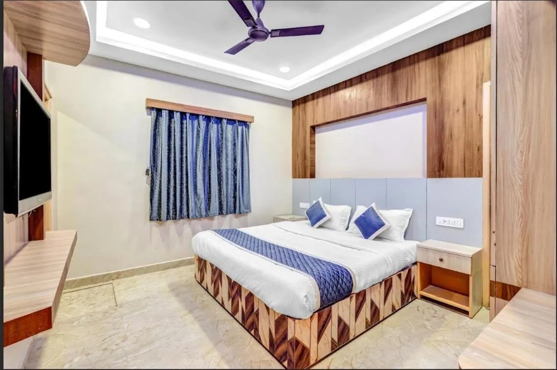 Bed in Wooden Park Hotel - Near DLF IT Park