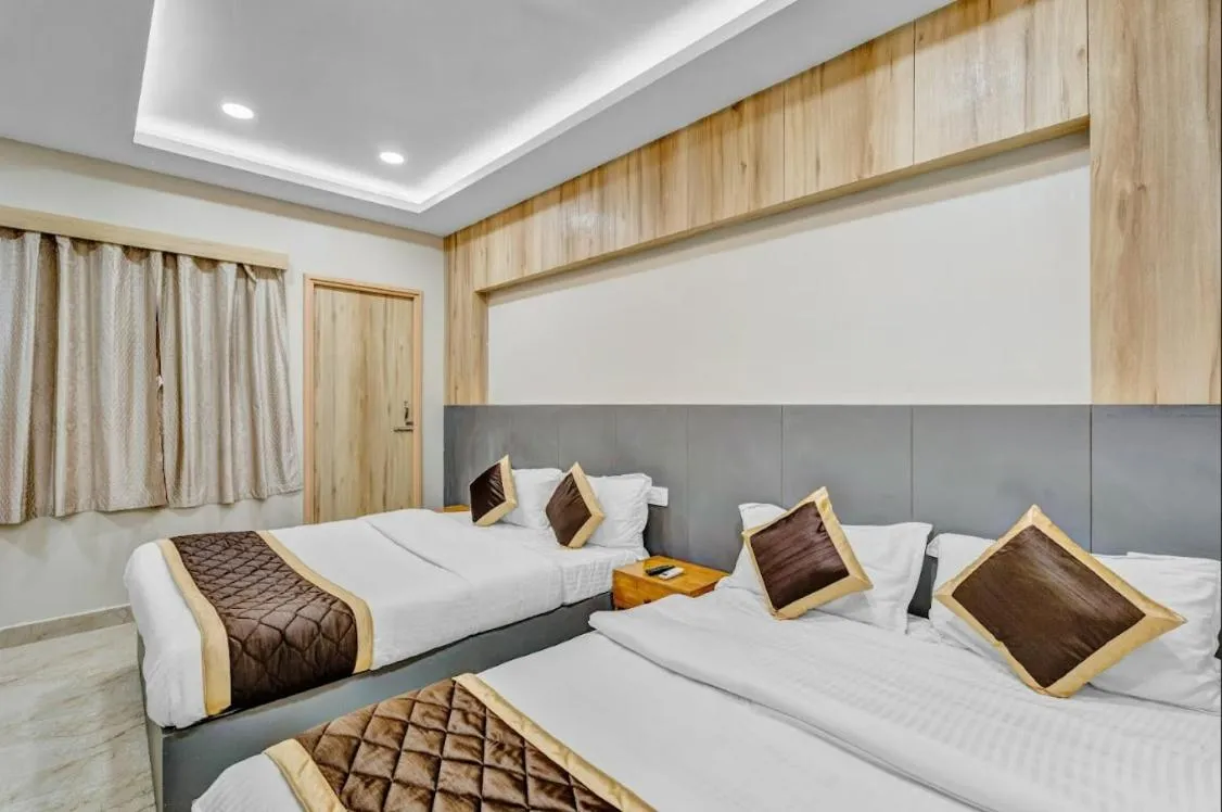 Bed in Wooden Park Hotel - Near DLF IT Park