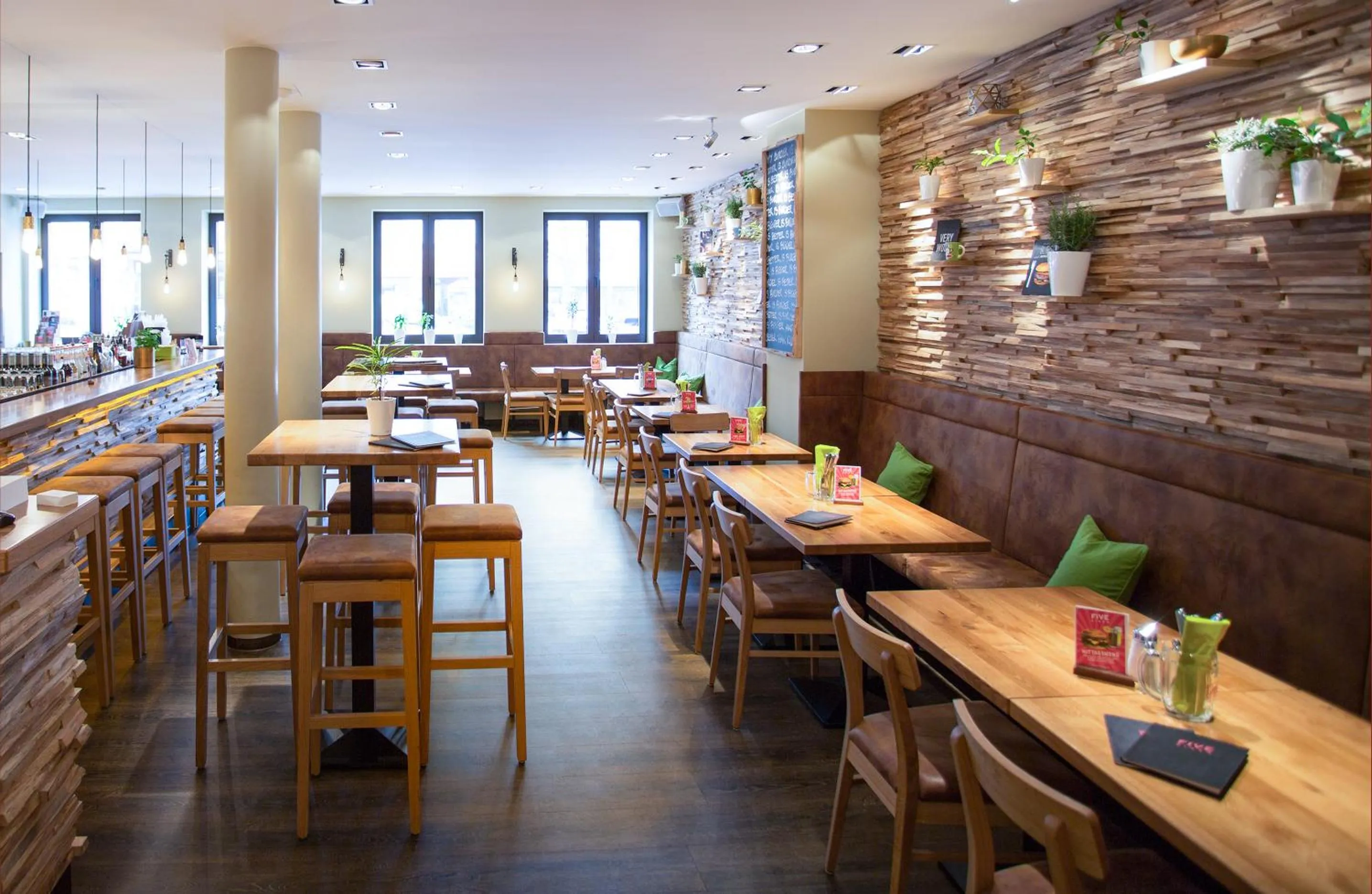 Restaurant/places to eat in Hotel FIVE