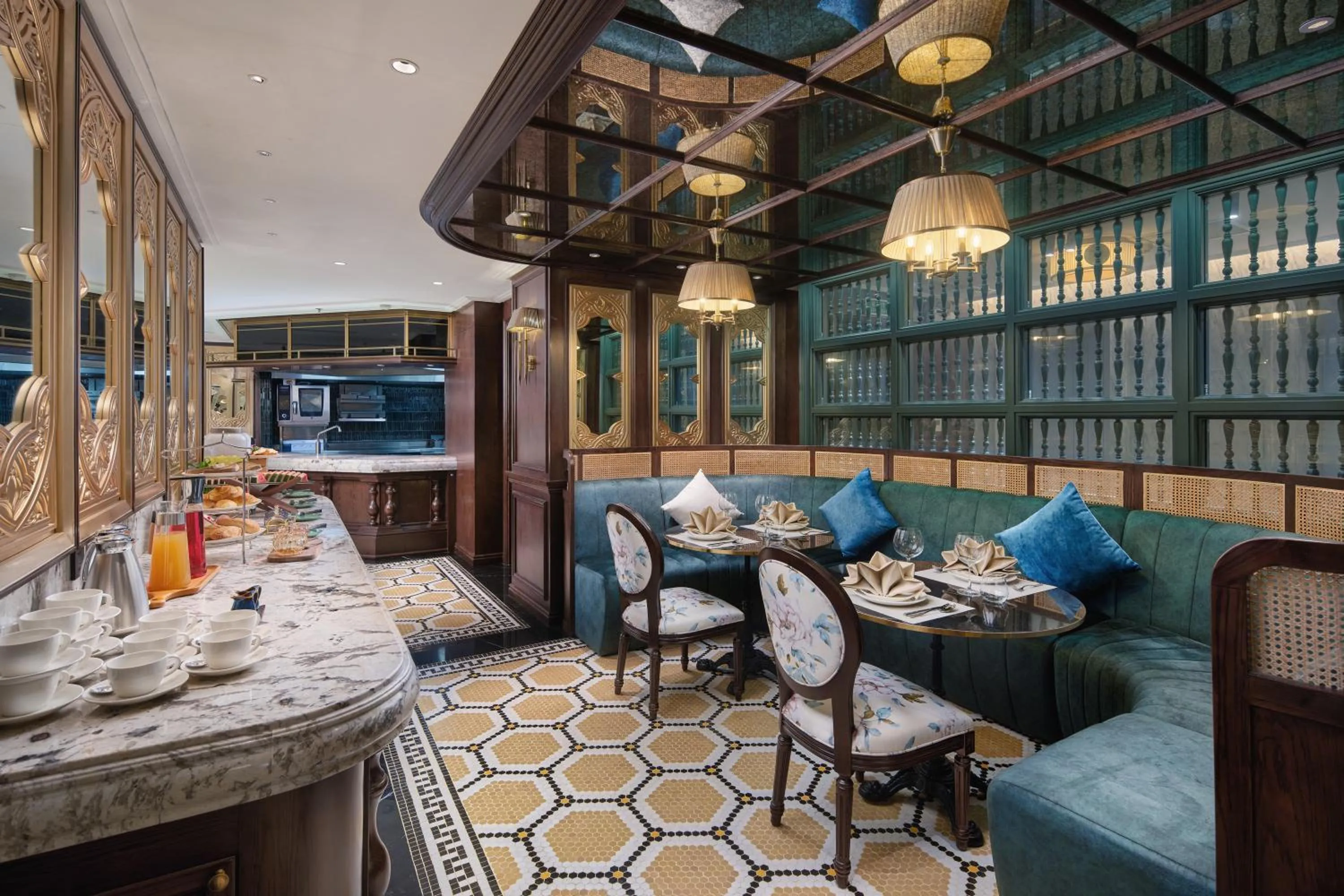 Restaurant/places to eat in Tonkin Luxury Boutique Hotel & Spa