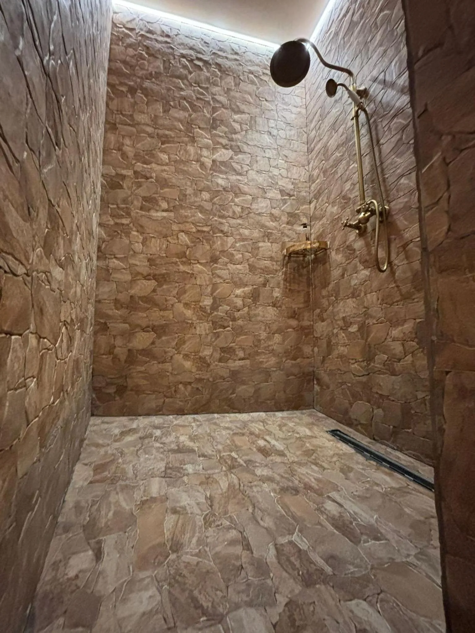 Shower in Hotel Life Gran Via - Tropical garden