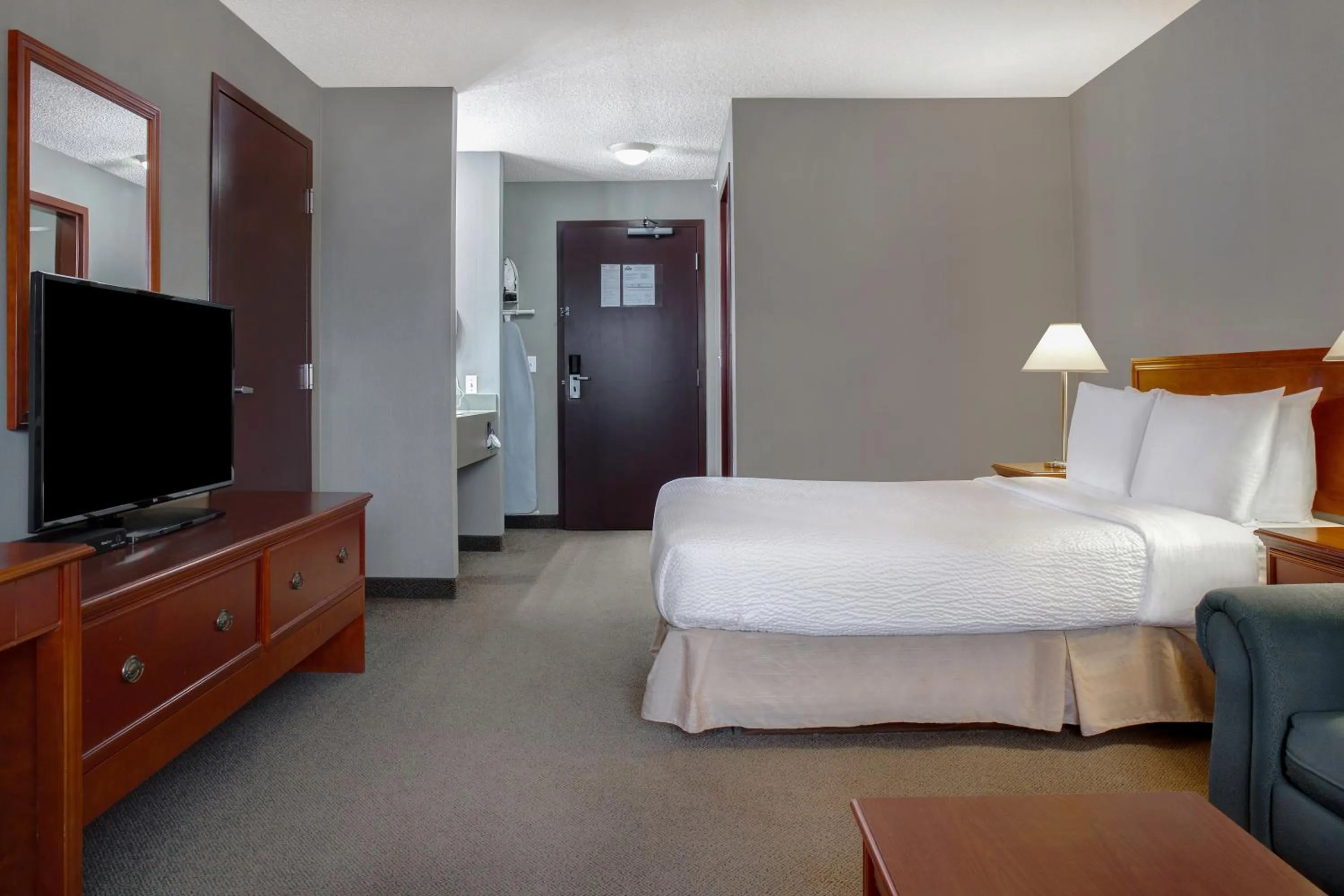 Guests, Bed in Days Inn by Wyndham Whitecourt