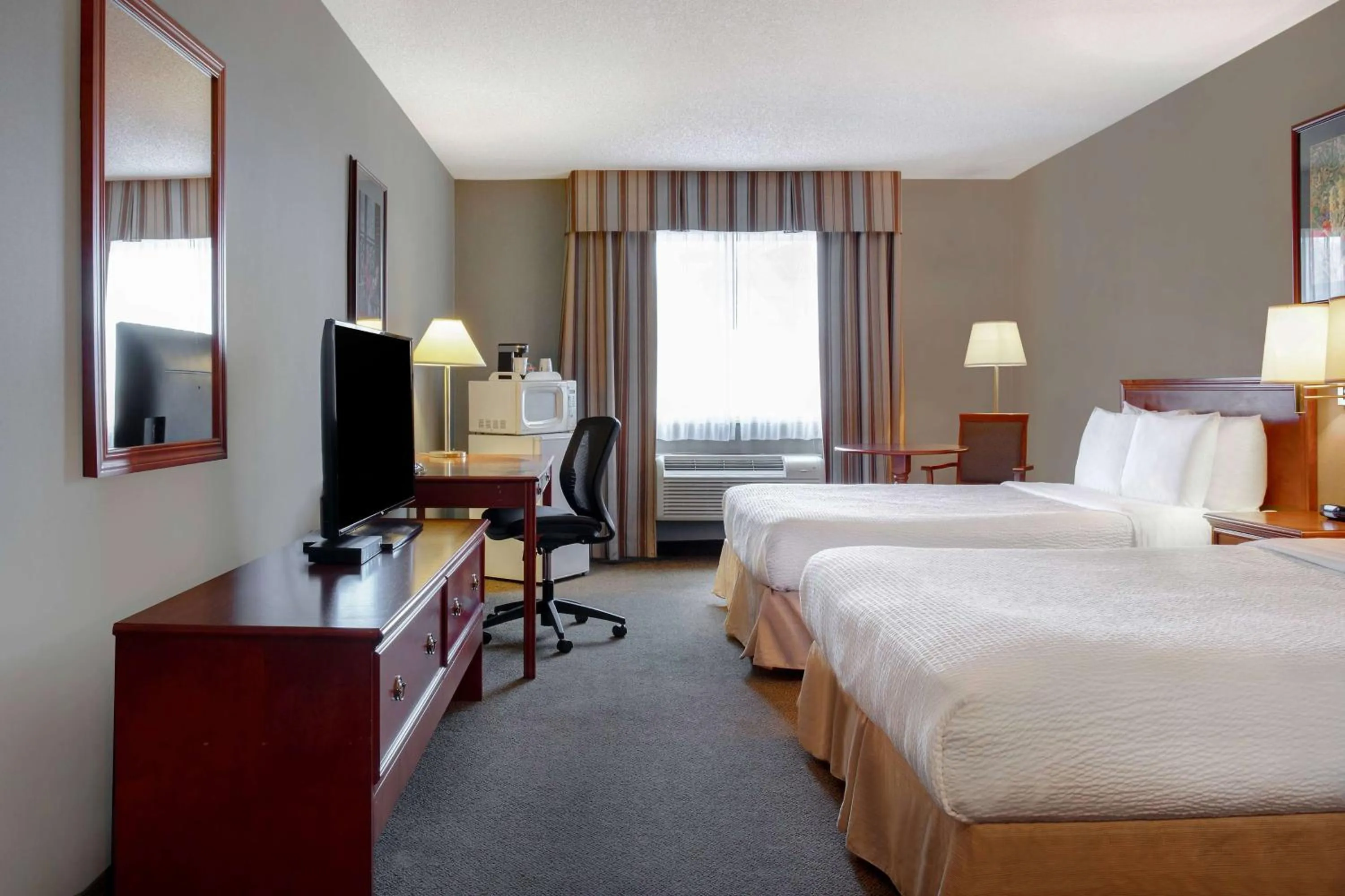 Photo of the whole room, Bed in Days Inn by Wyndham Whitecourt