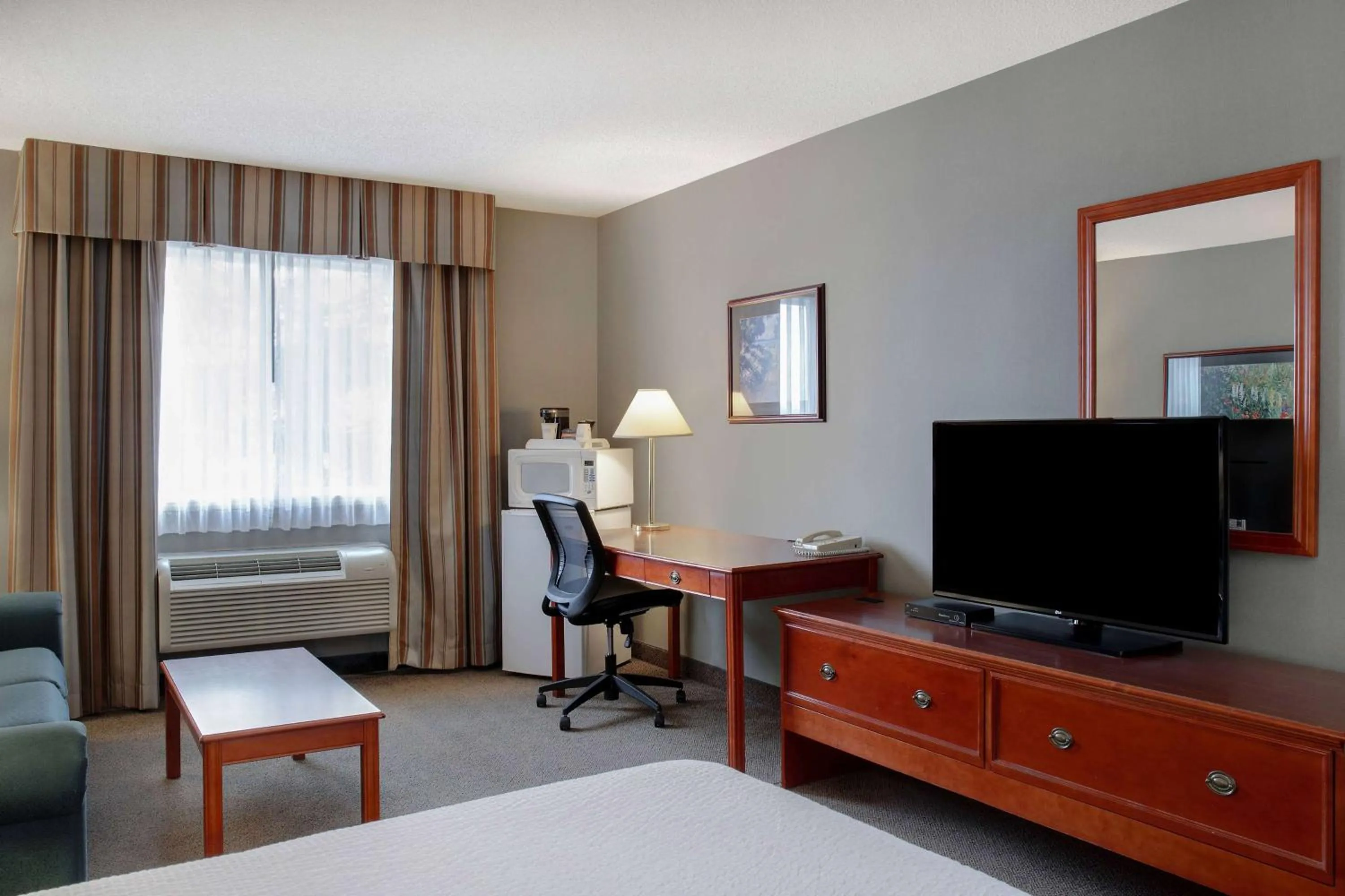 Photo of the whole room, Bed in Days Inn by Wyndham Whitecourt